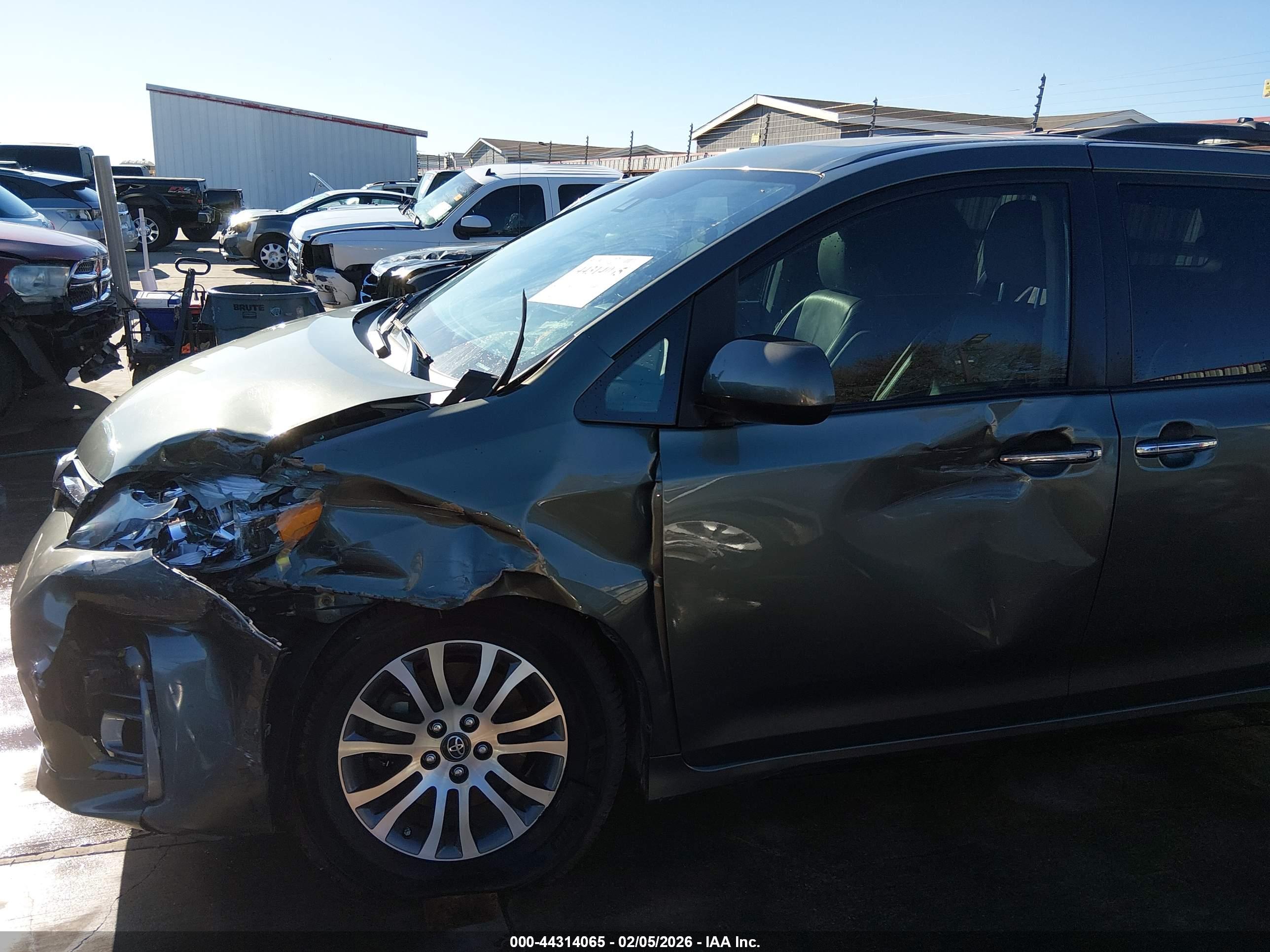TOYOTA SIENNA image 6