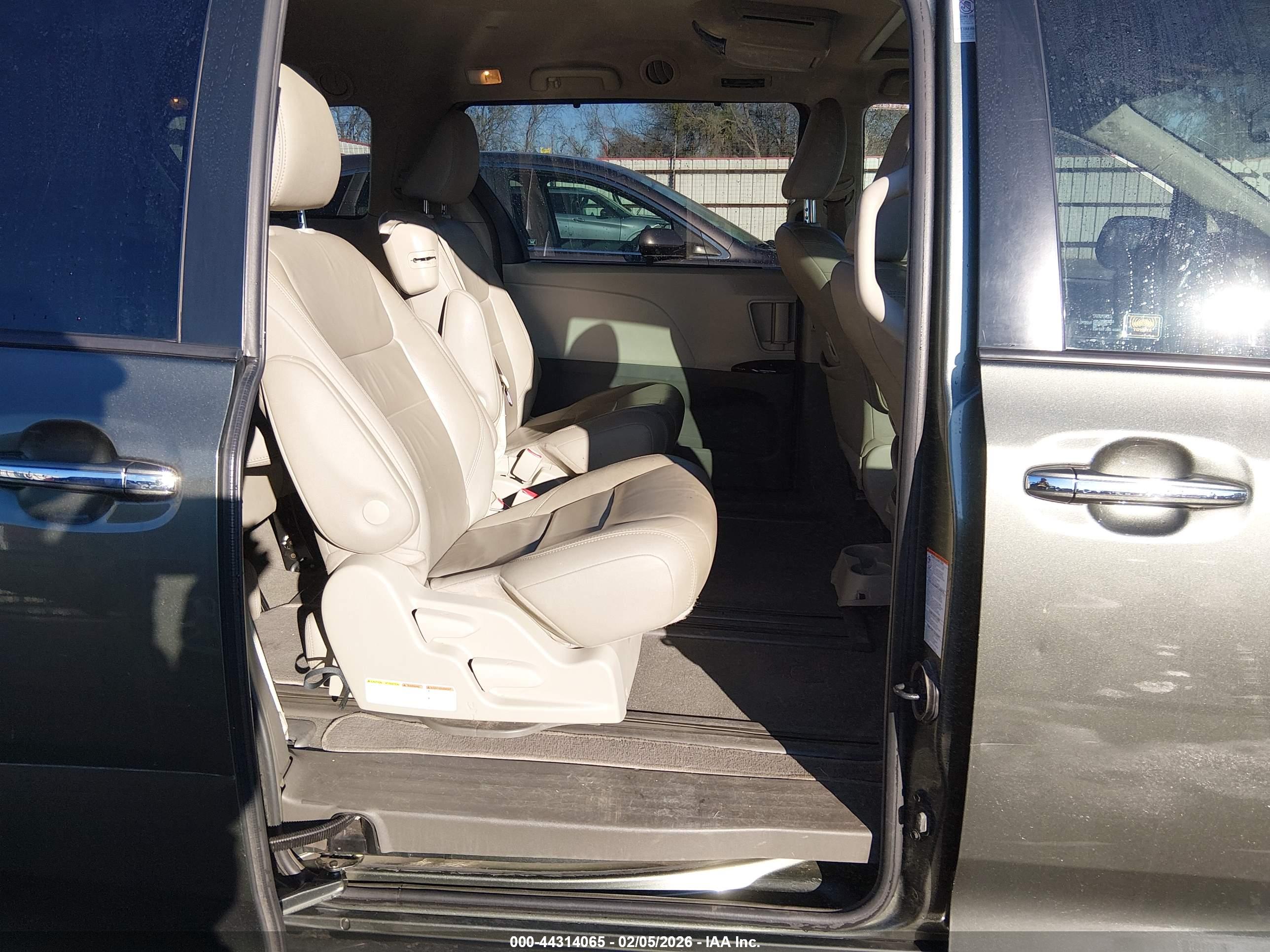TOYOTA SIENNA image 8