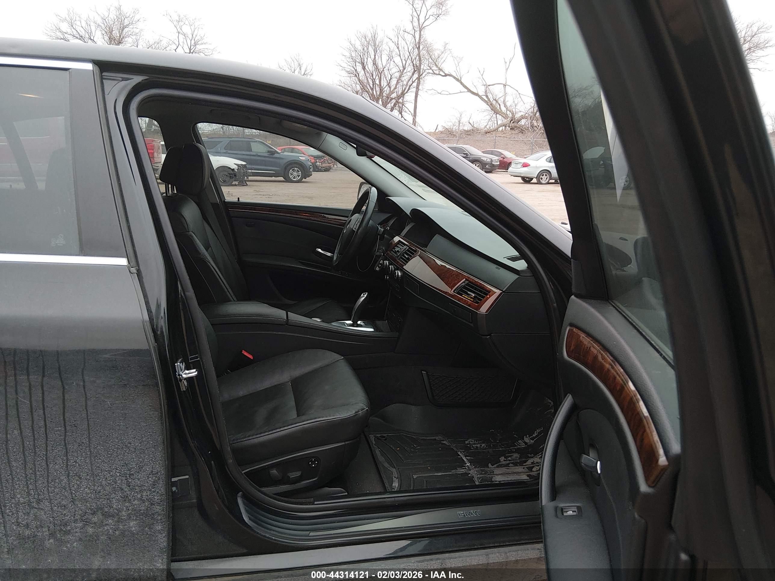 BMW 528XI image 5