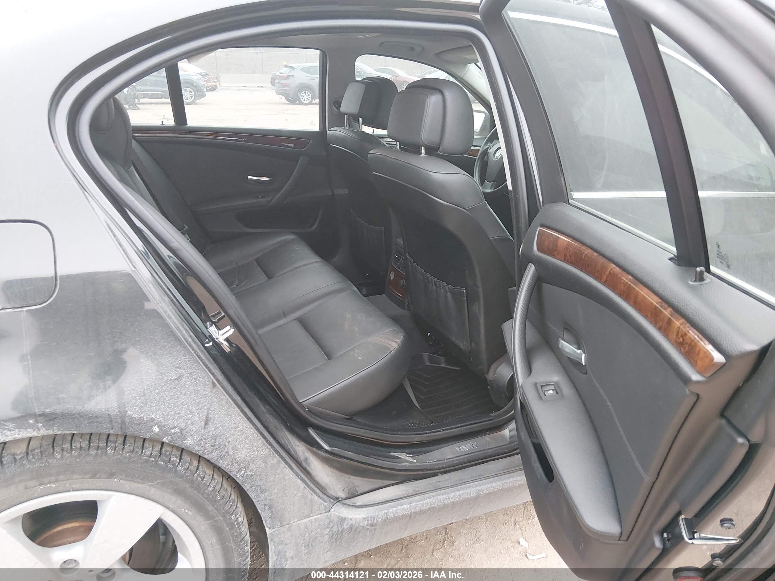 BMW 528XI image 8