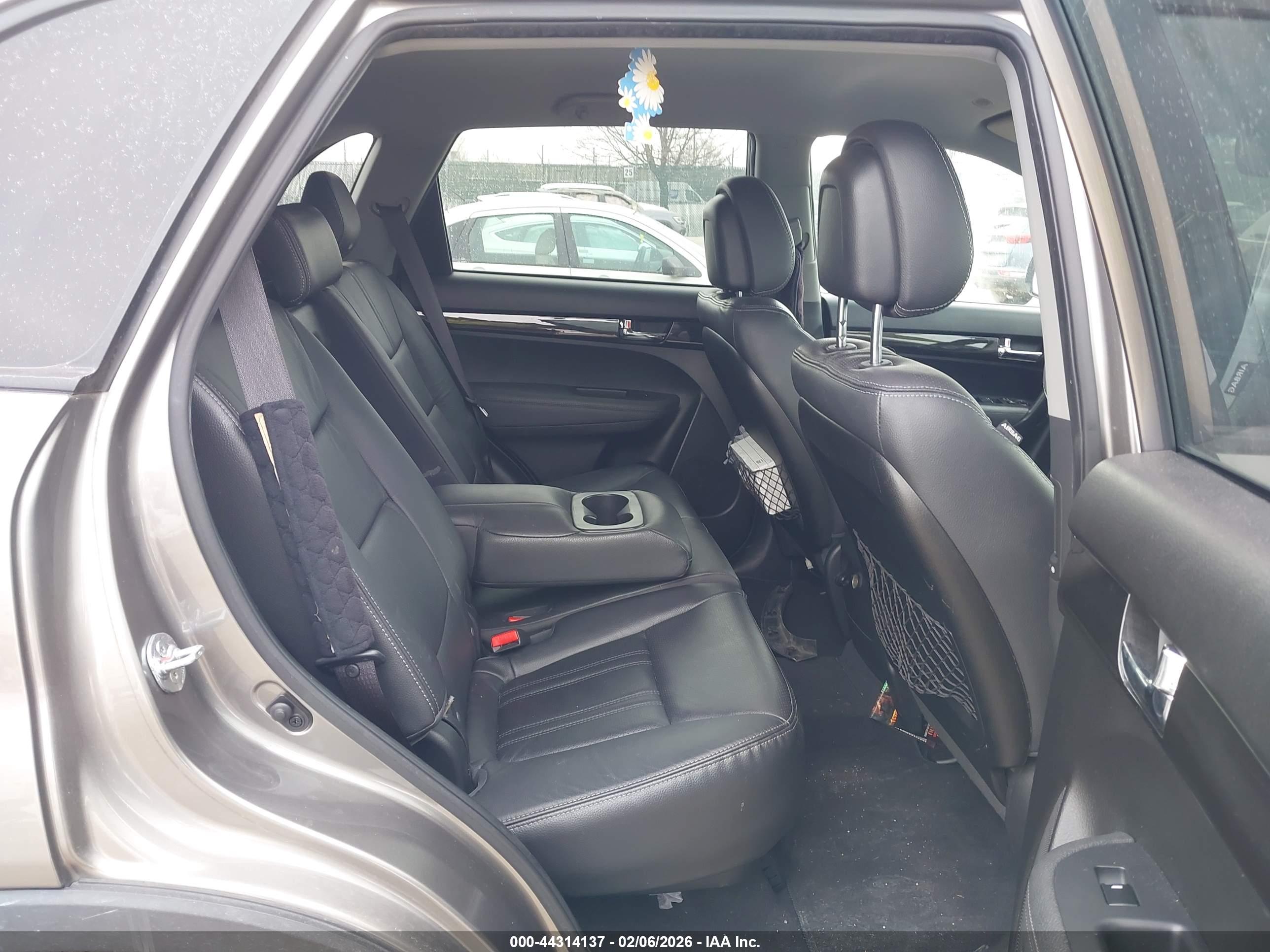 KIA SORENTO image 8