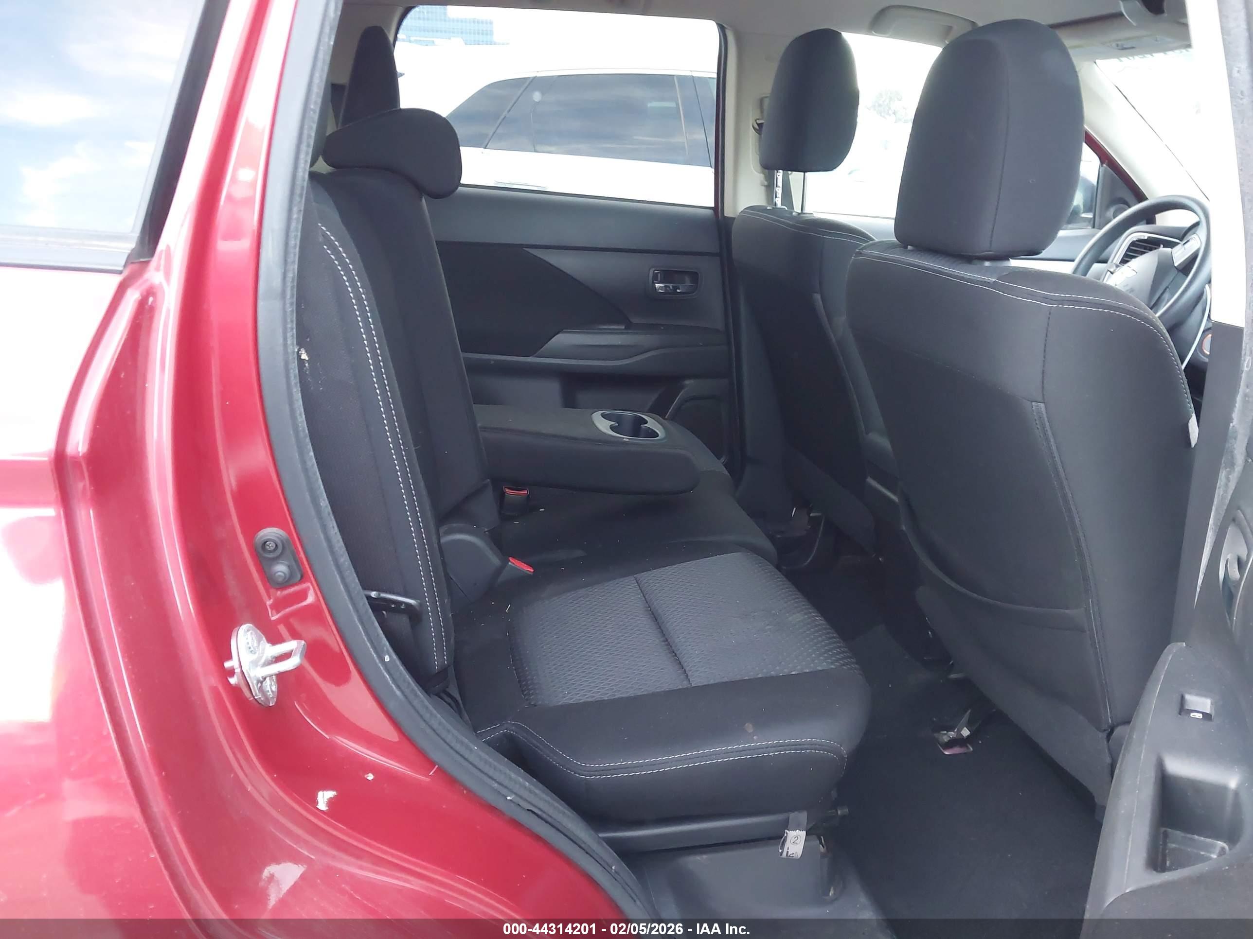 MITSUBISHI OUTLANDER image 8