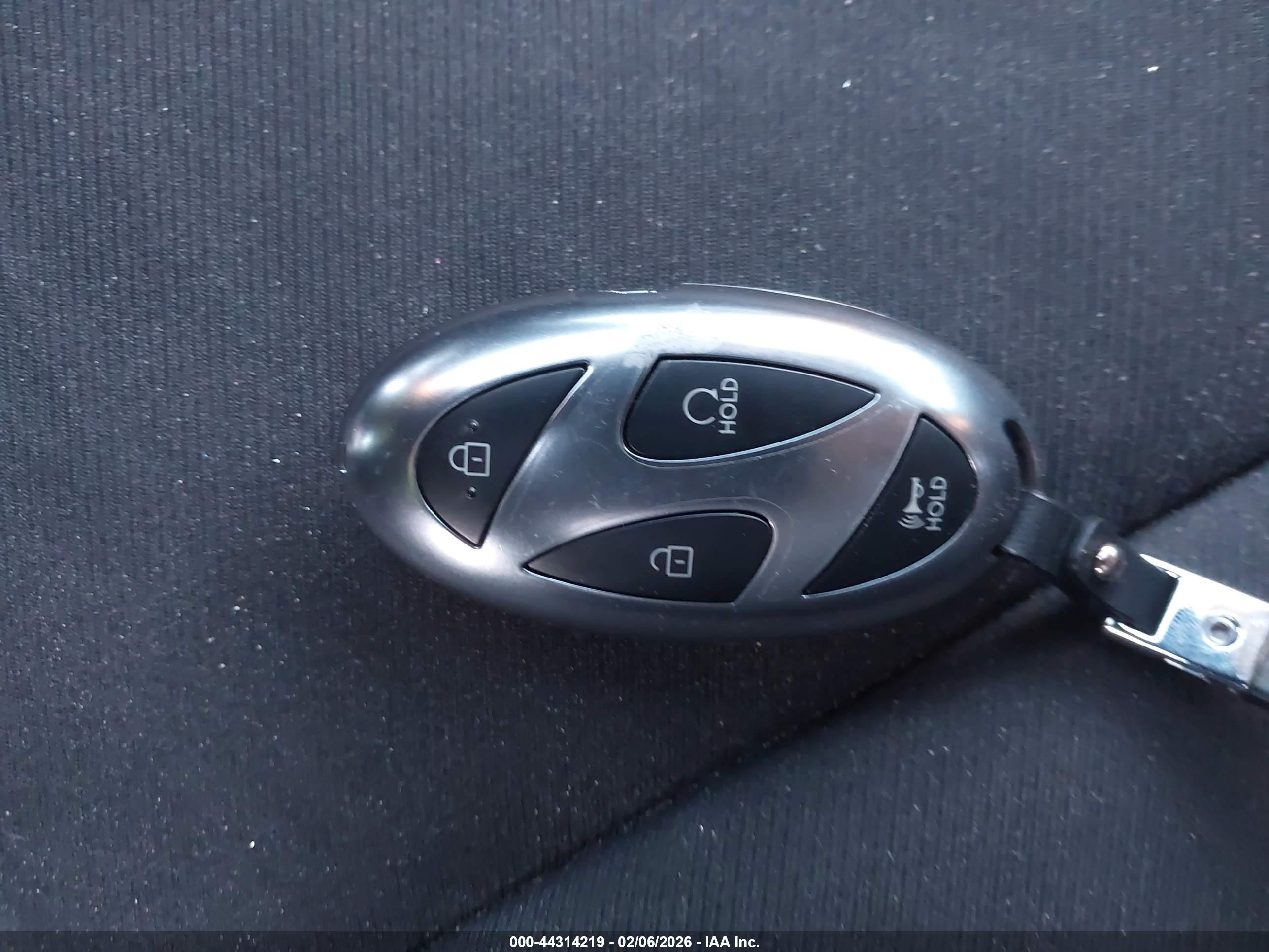 HYUNDAI TUCSON image 11