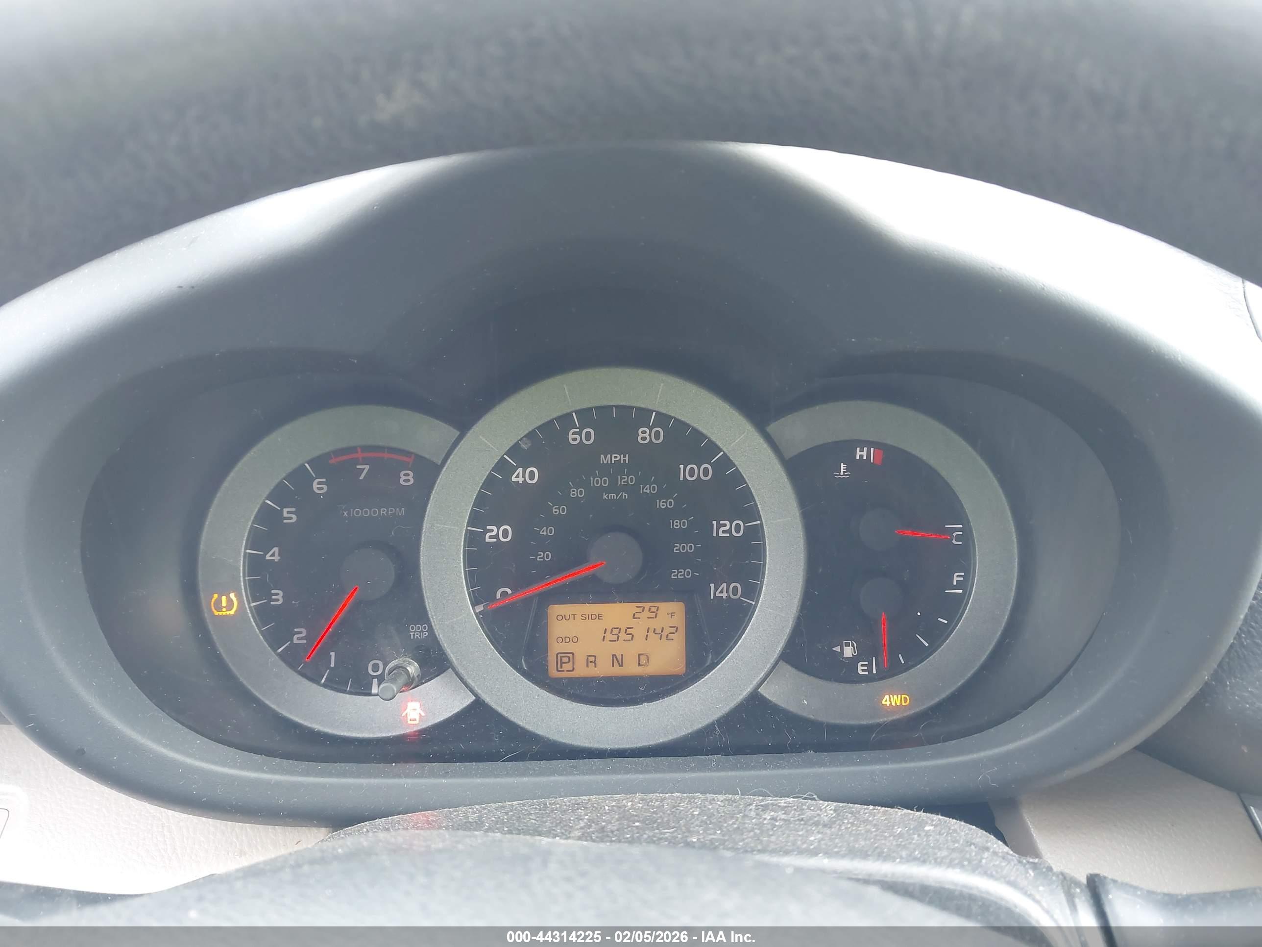 TOYOTA RAV4 image 7