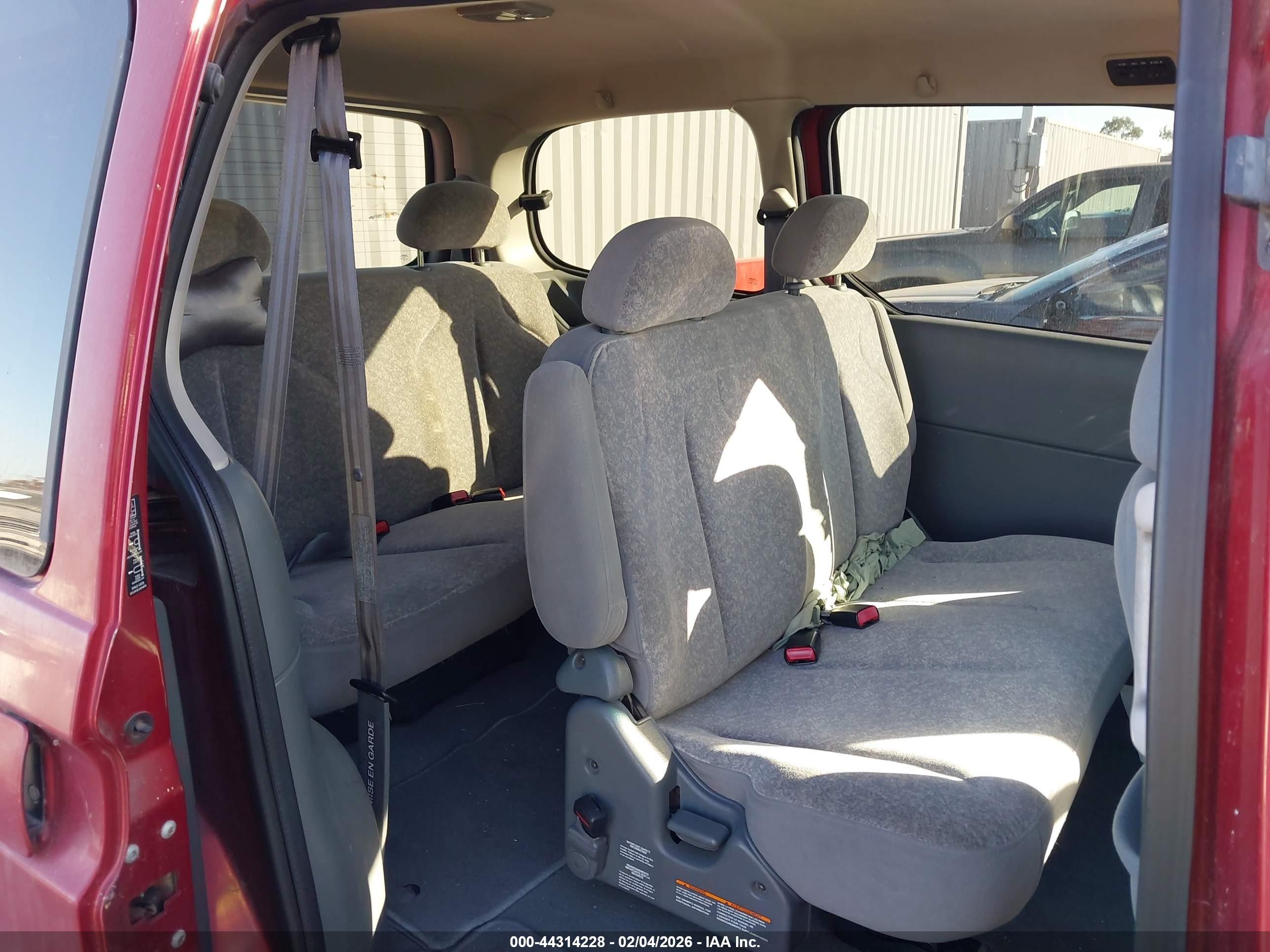 NISSAN QUEST image 8