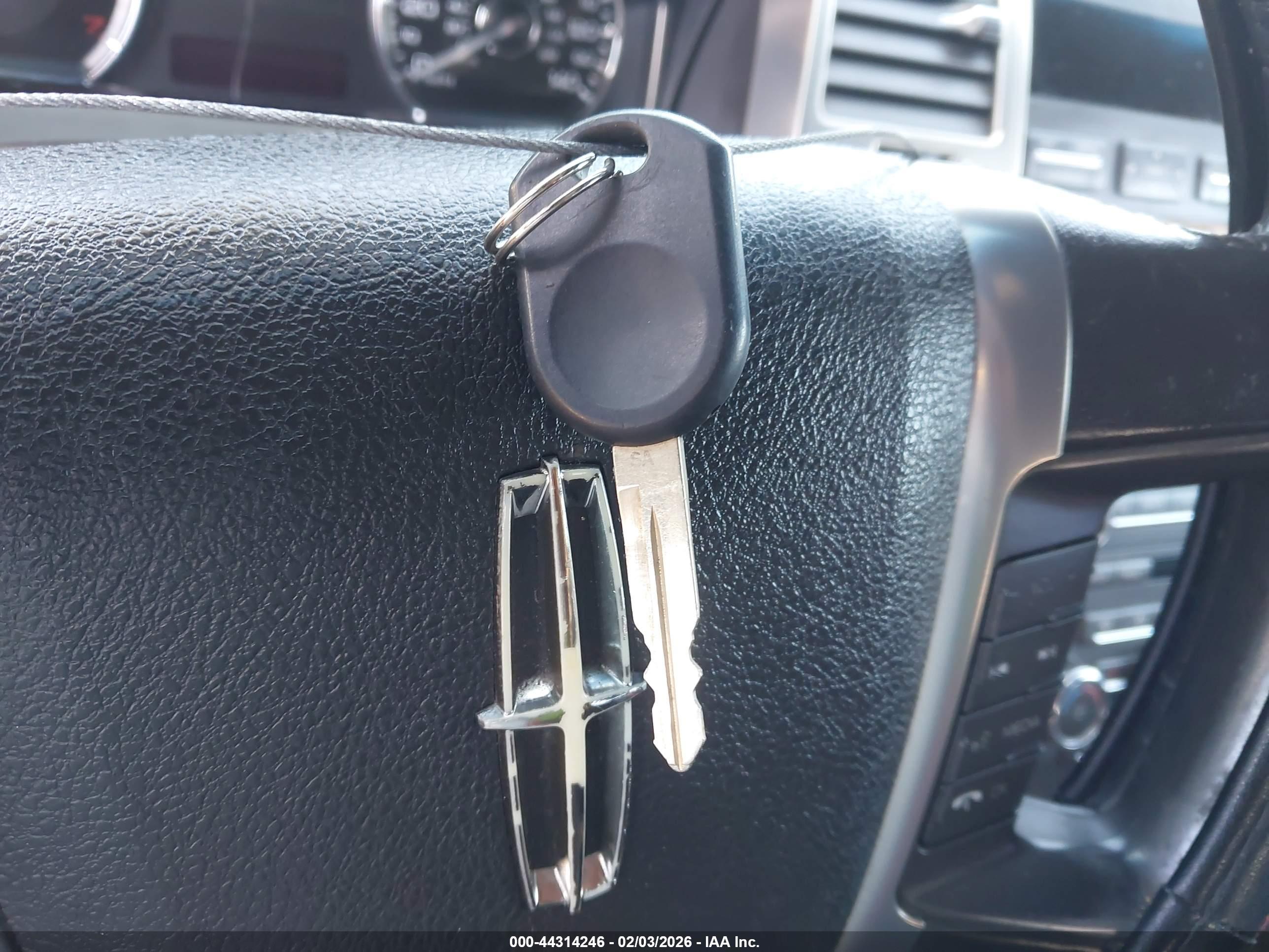 LINCOLN MKS image 11