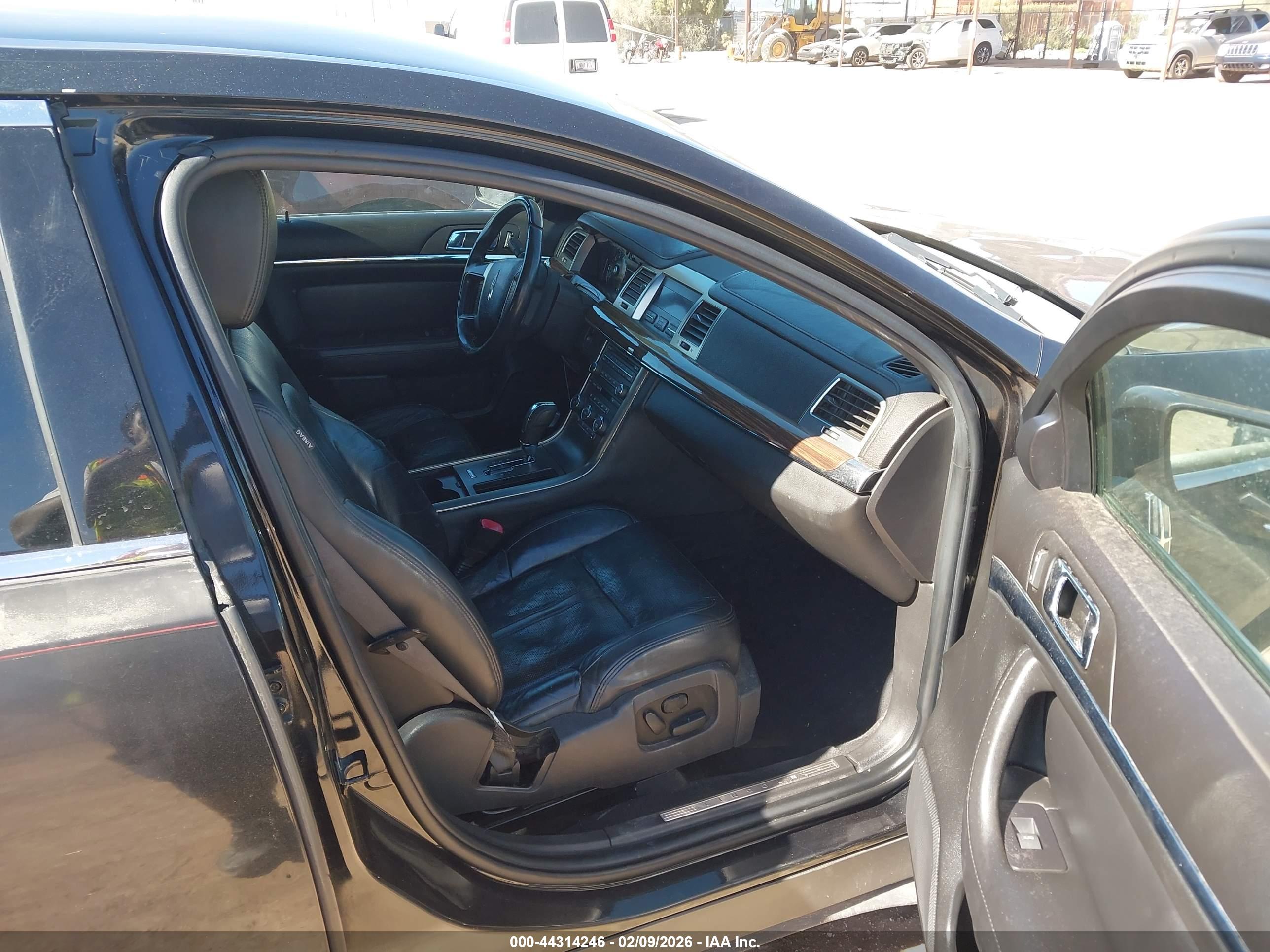 LINCOLN MKS image 5