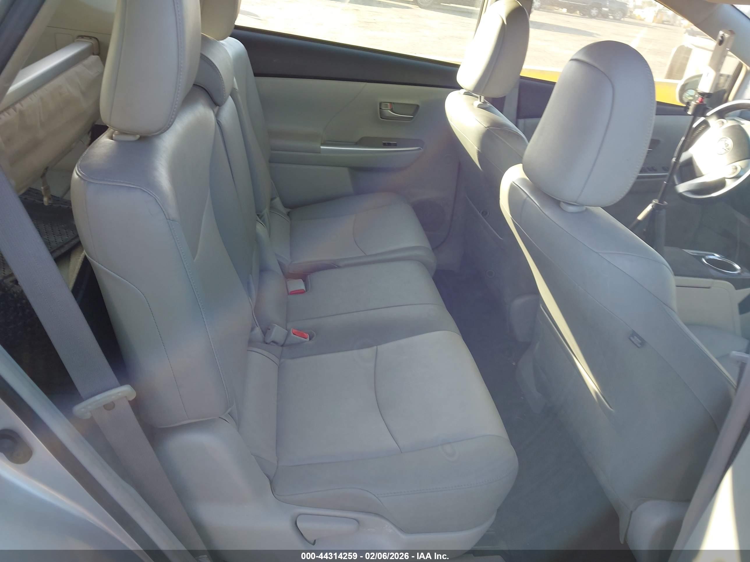 TOYOTA PRIUS image 8