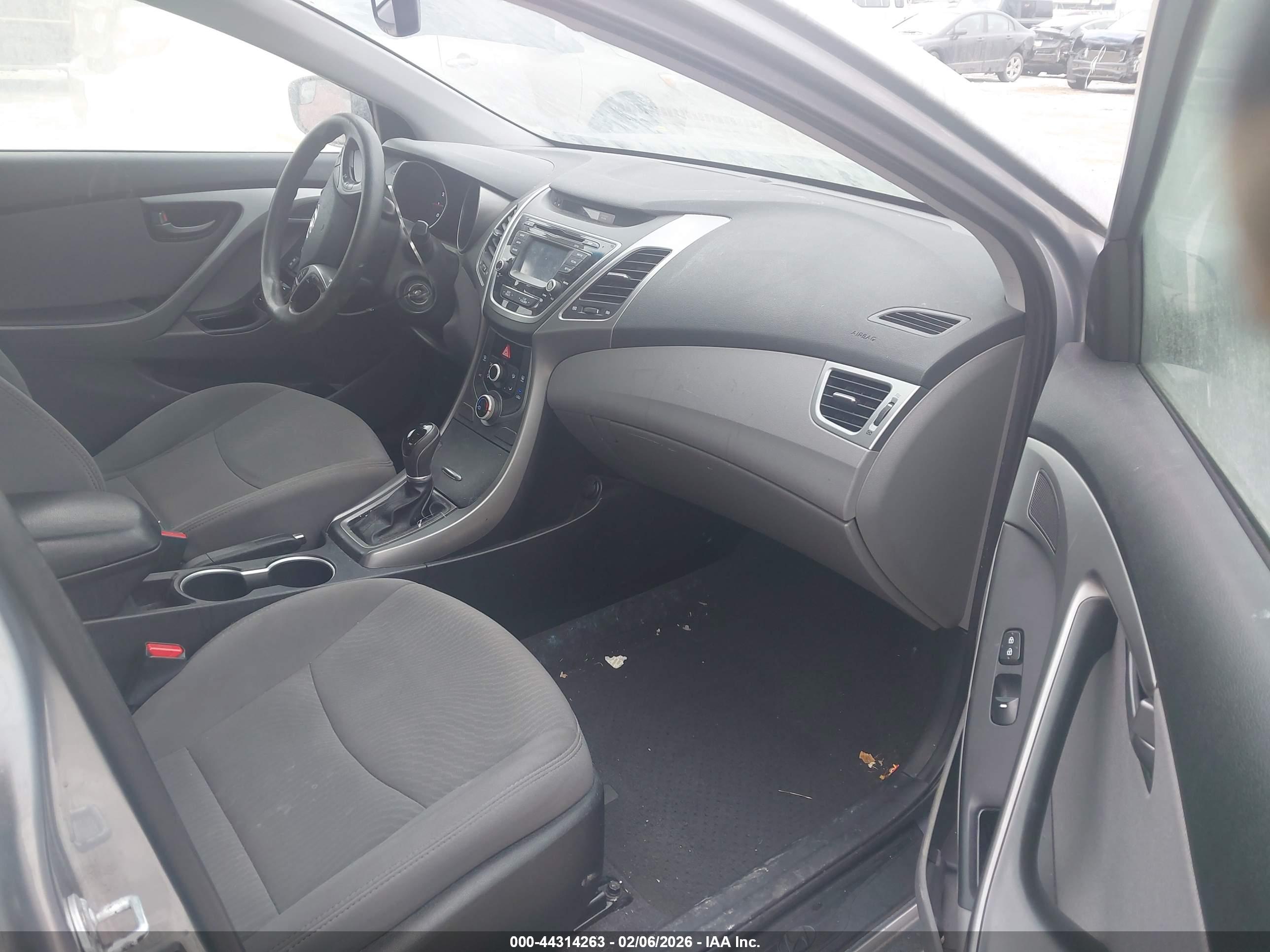 HYUNDAI ELANTRA image 5