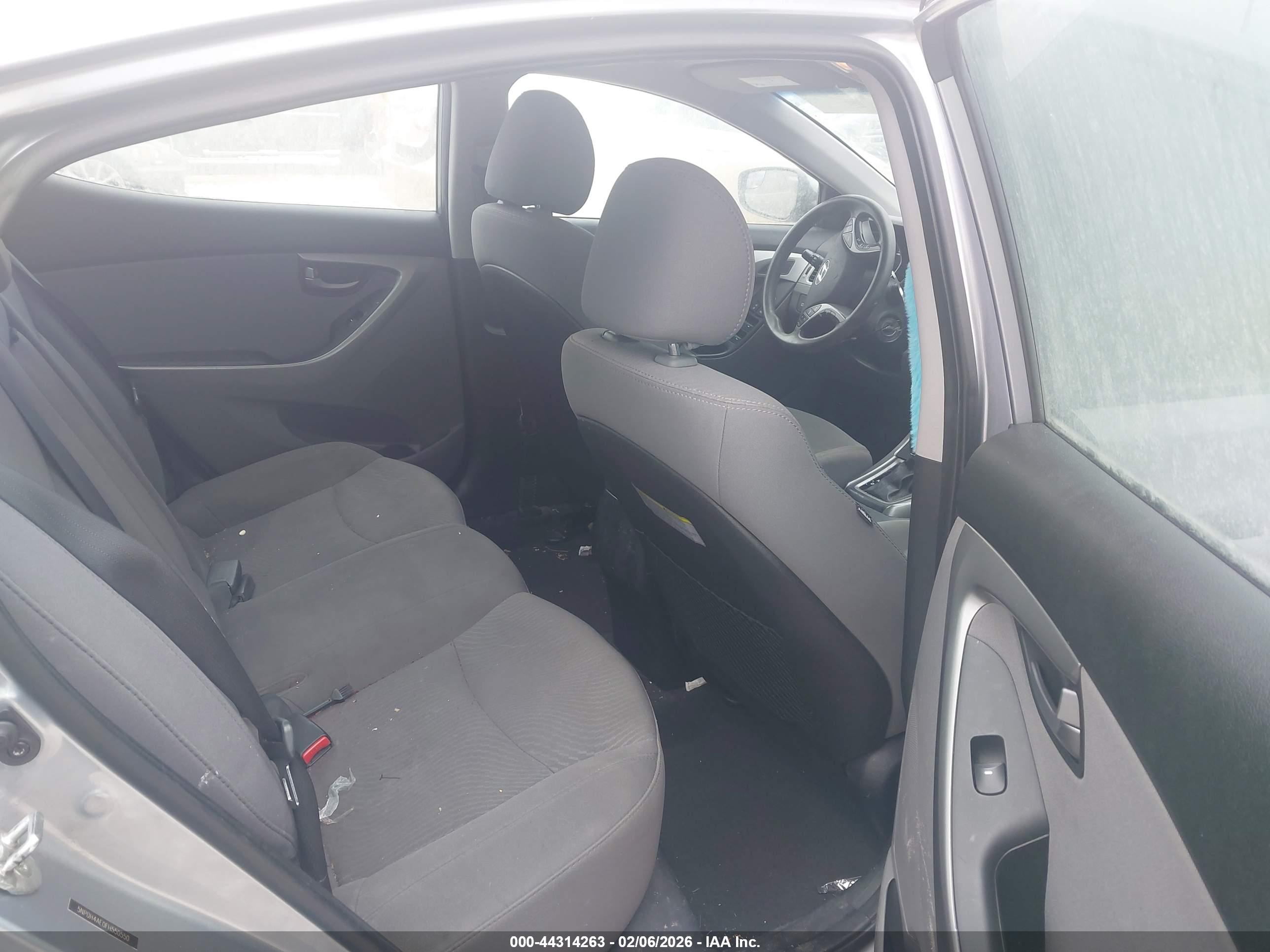 HYUNDAI ELANTRA image 8