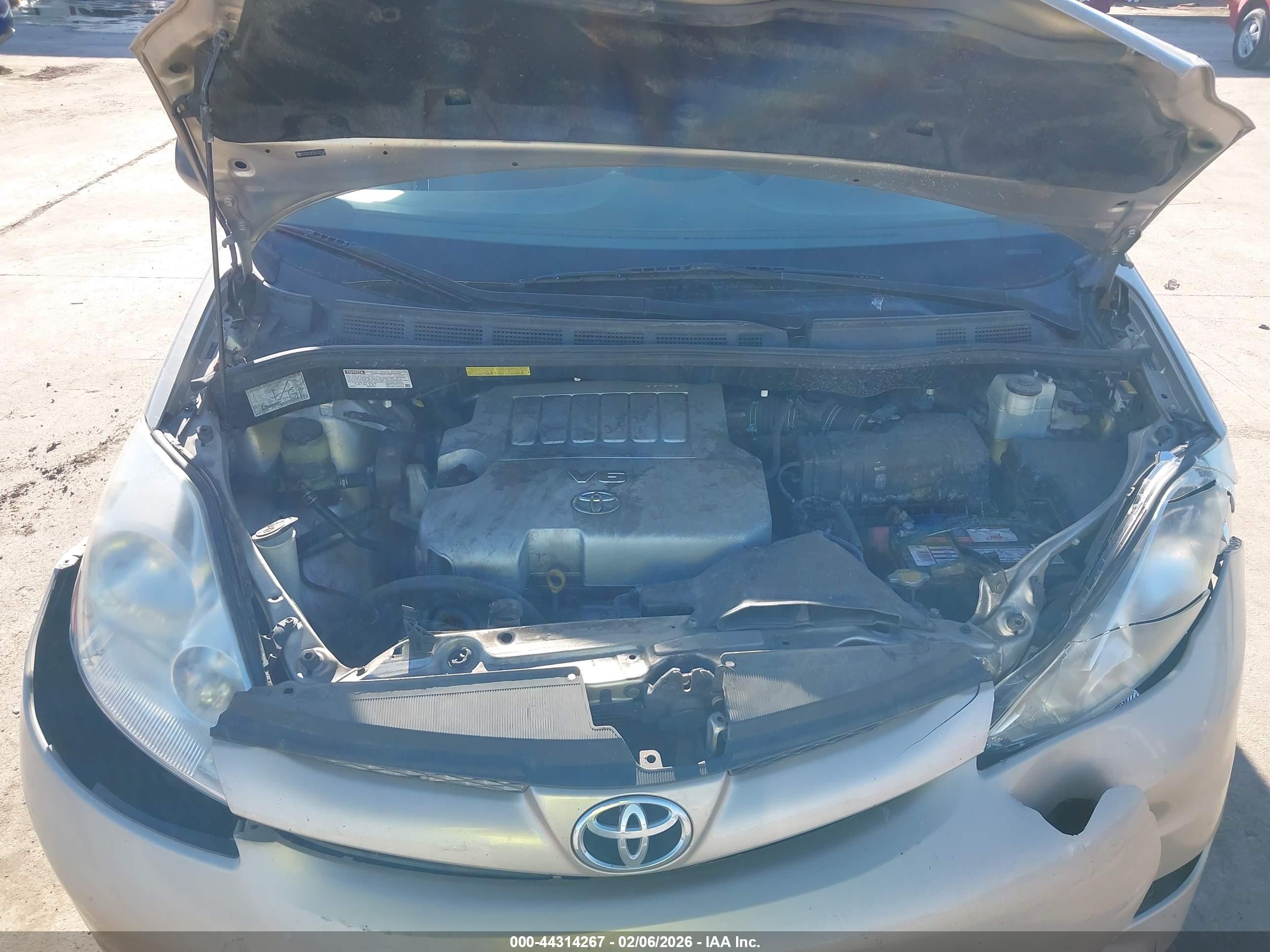 TOYOTA SIENNA image 10