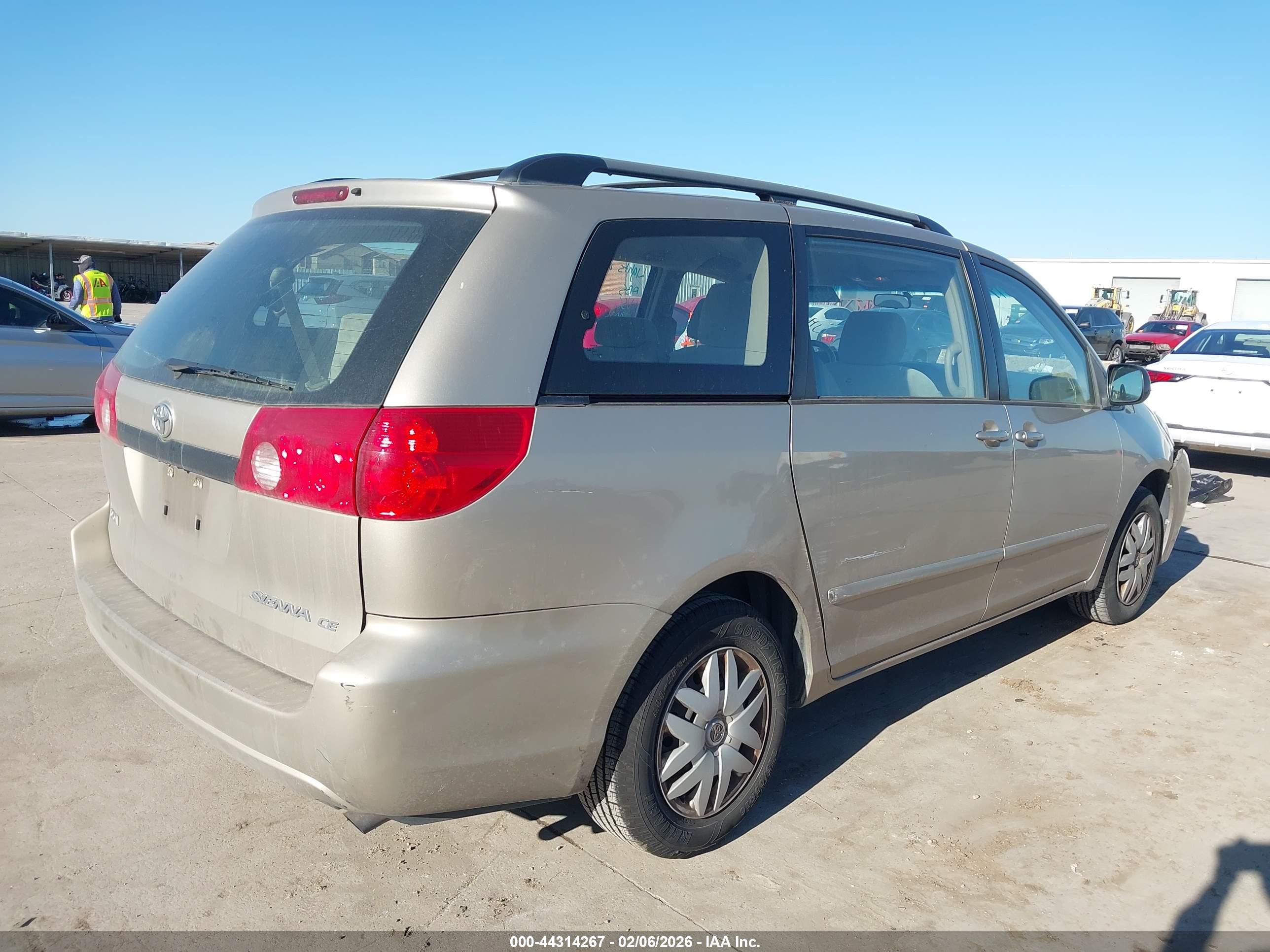 TOYOTA SIENNA image 4