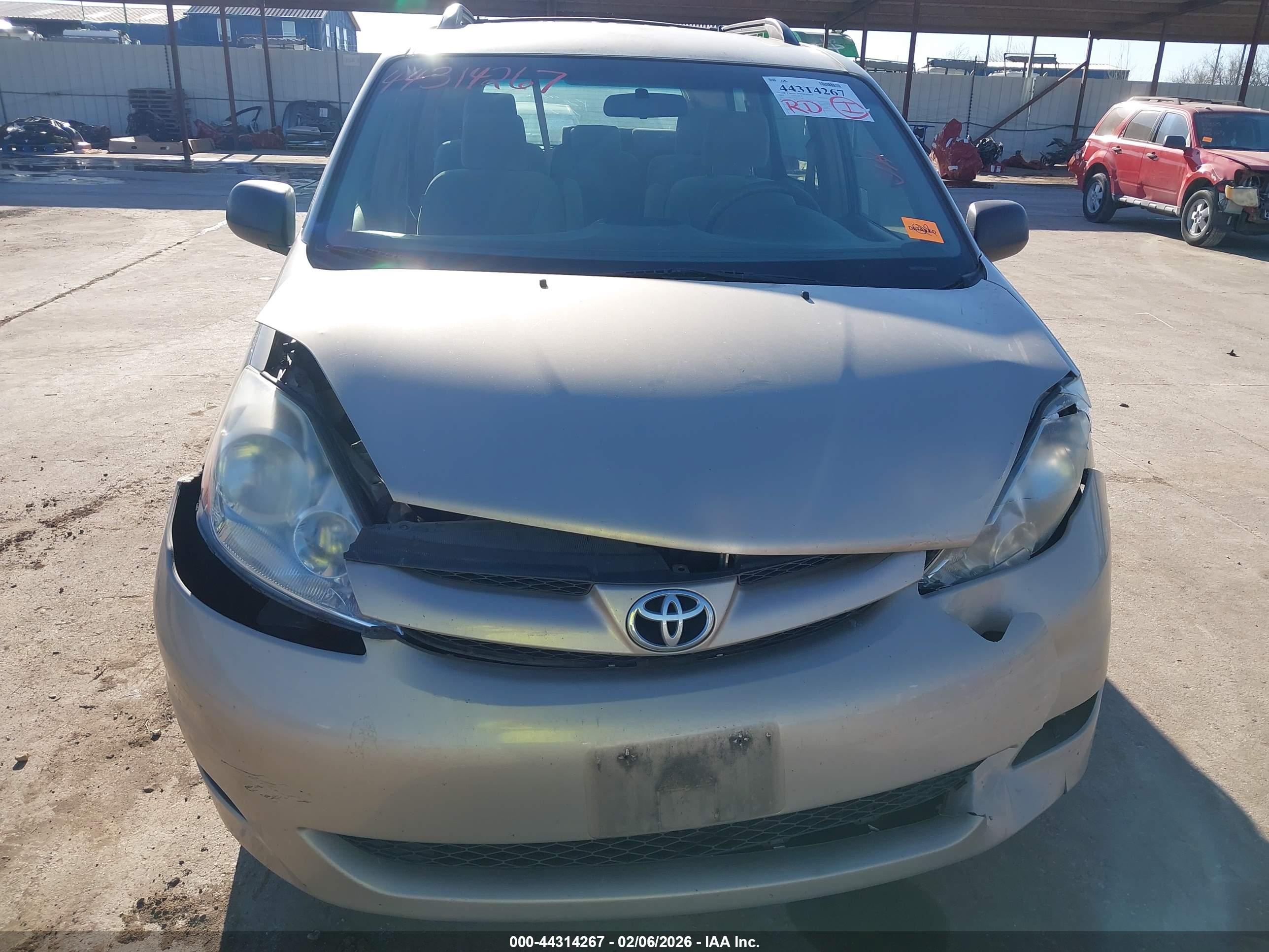 TOYOTA SIENNA image 6