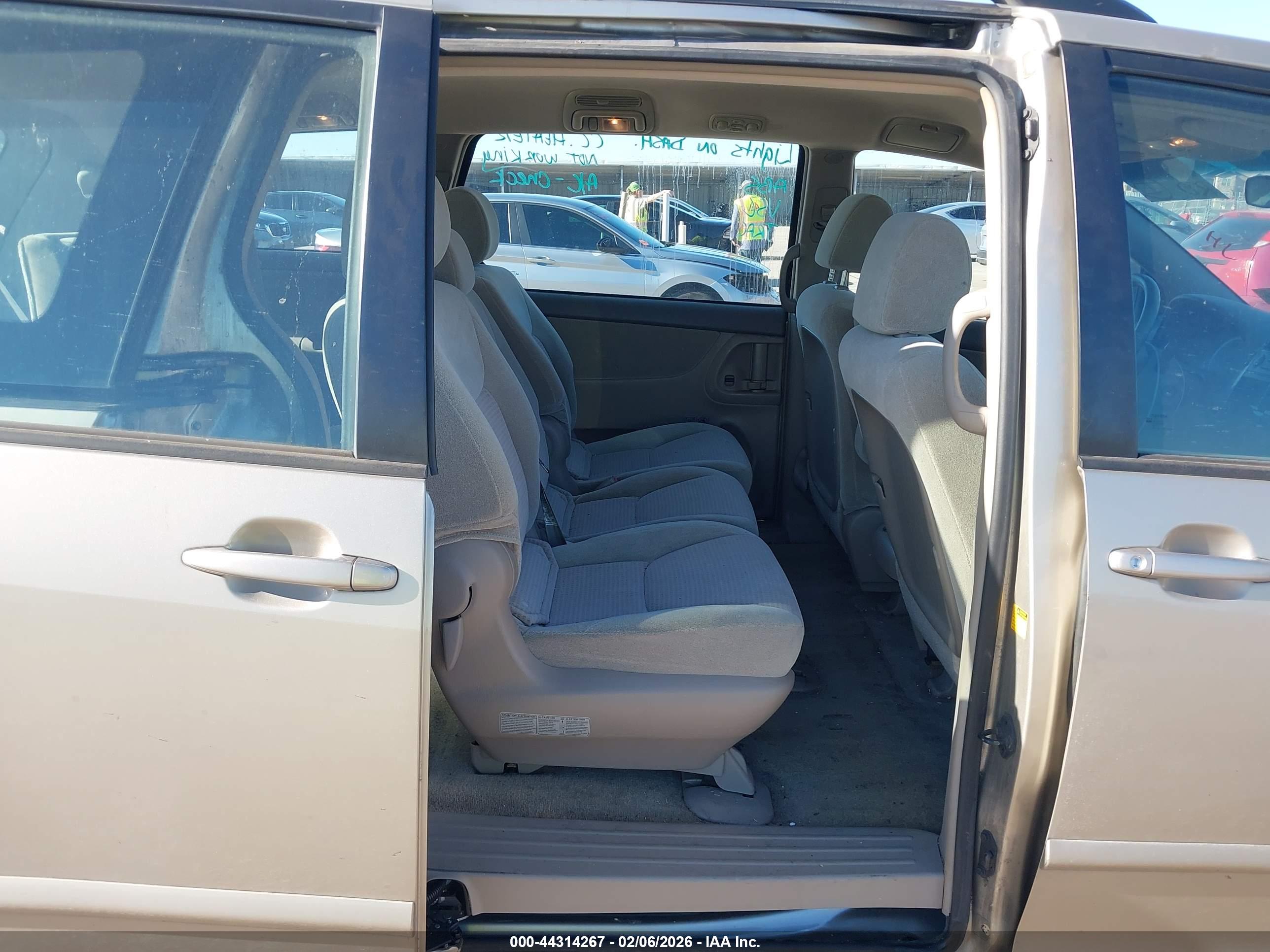 TOYOTA SIENNA image 8