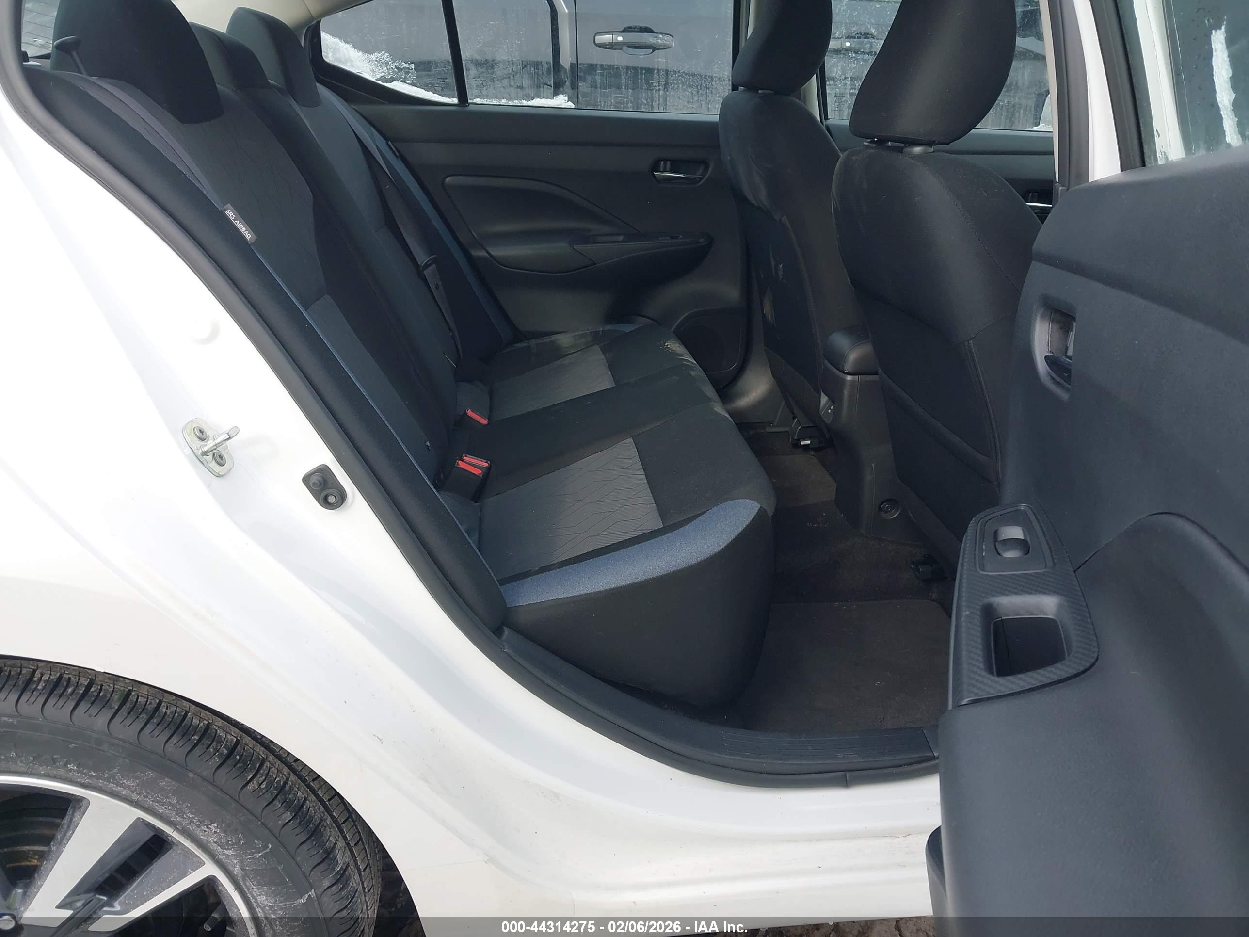 NISSAN VERSA image 8