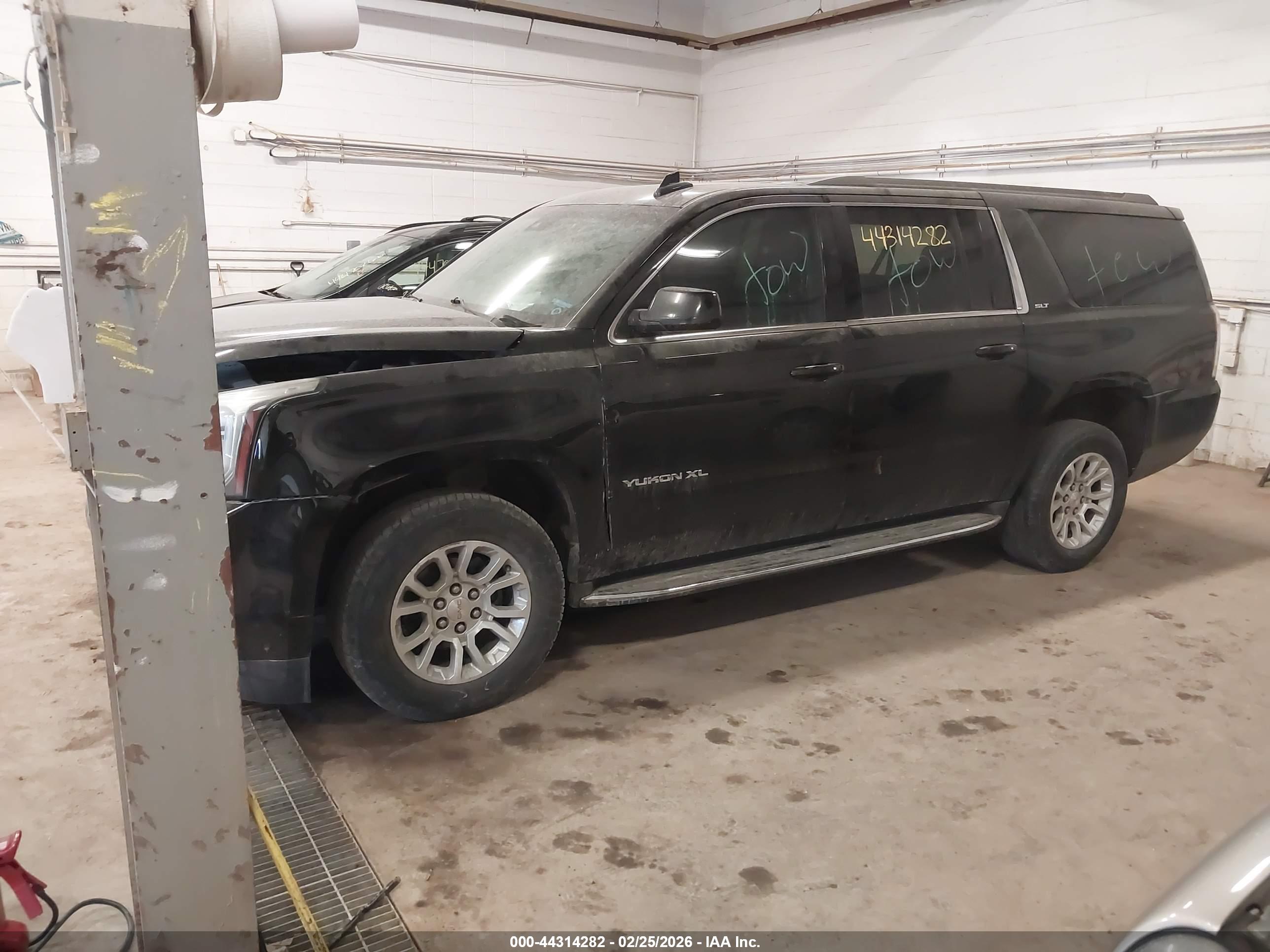 GMC YUKON image 2