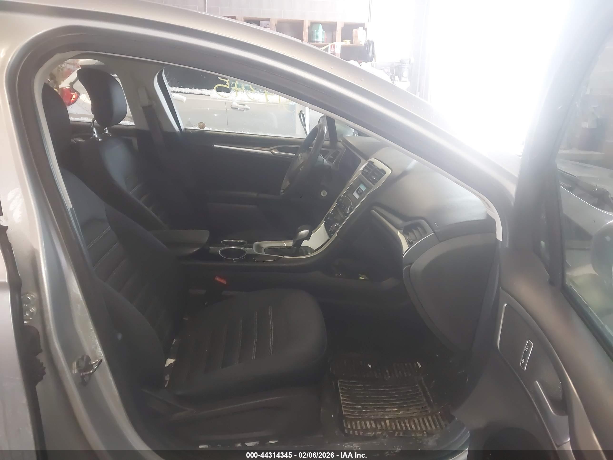 FORD FUSION image 5