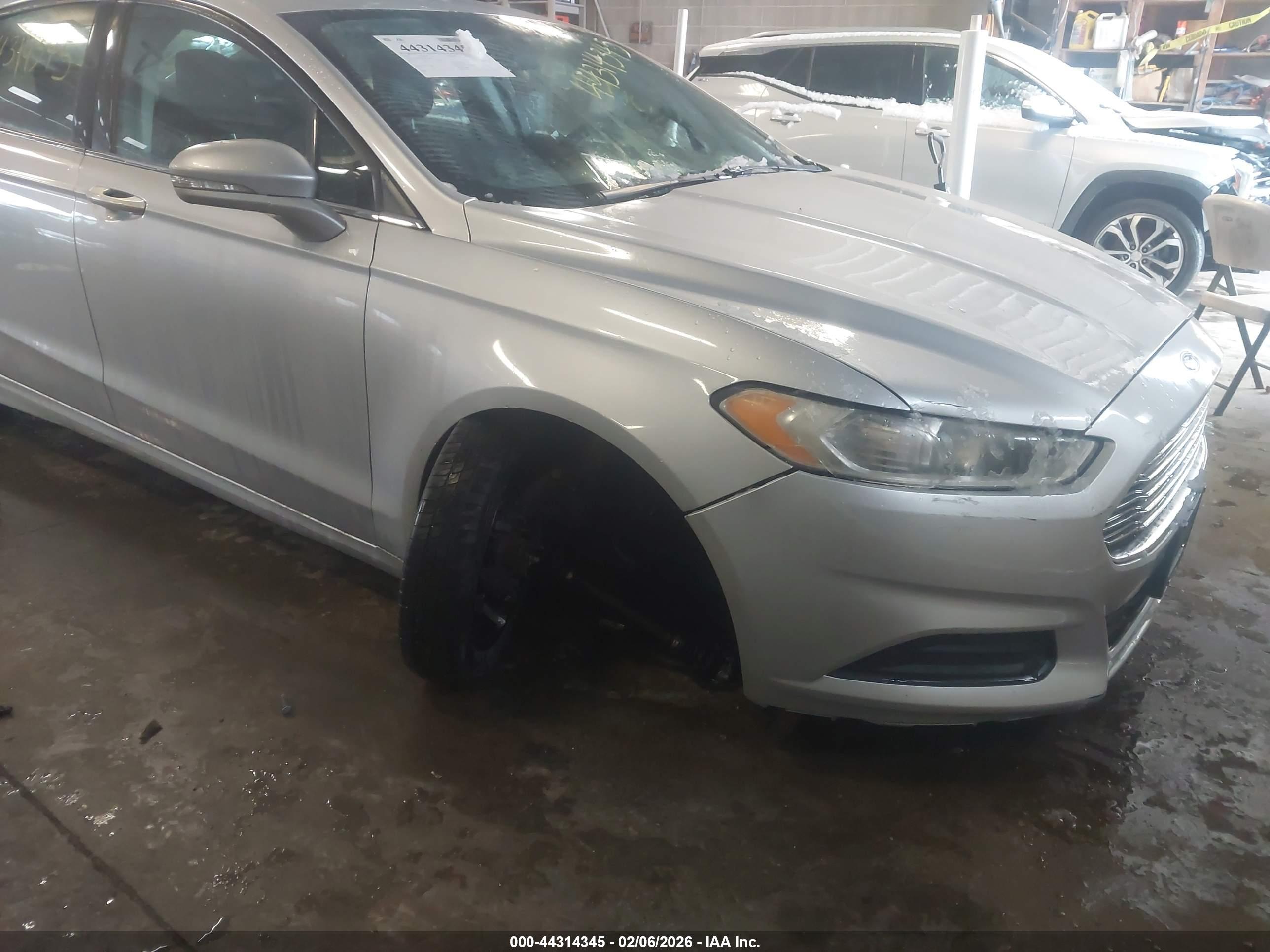 FORD FUSION image 6