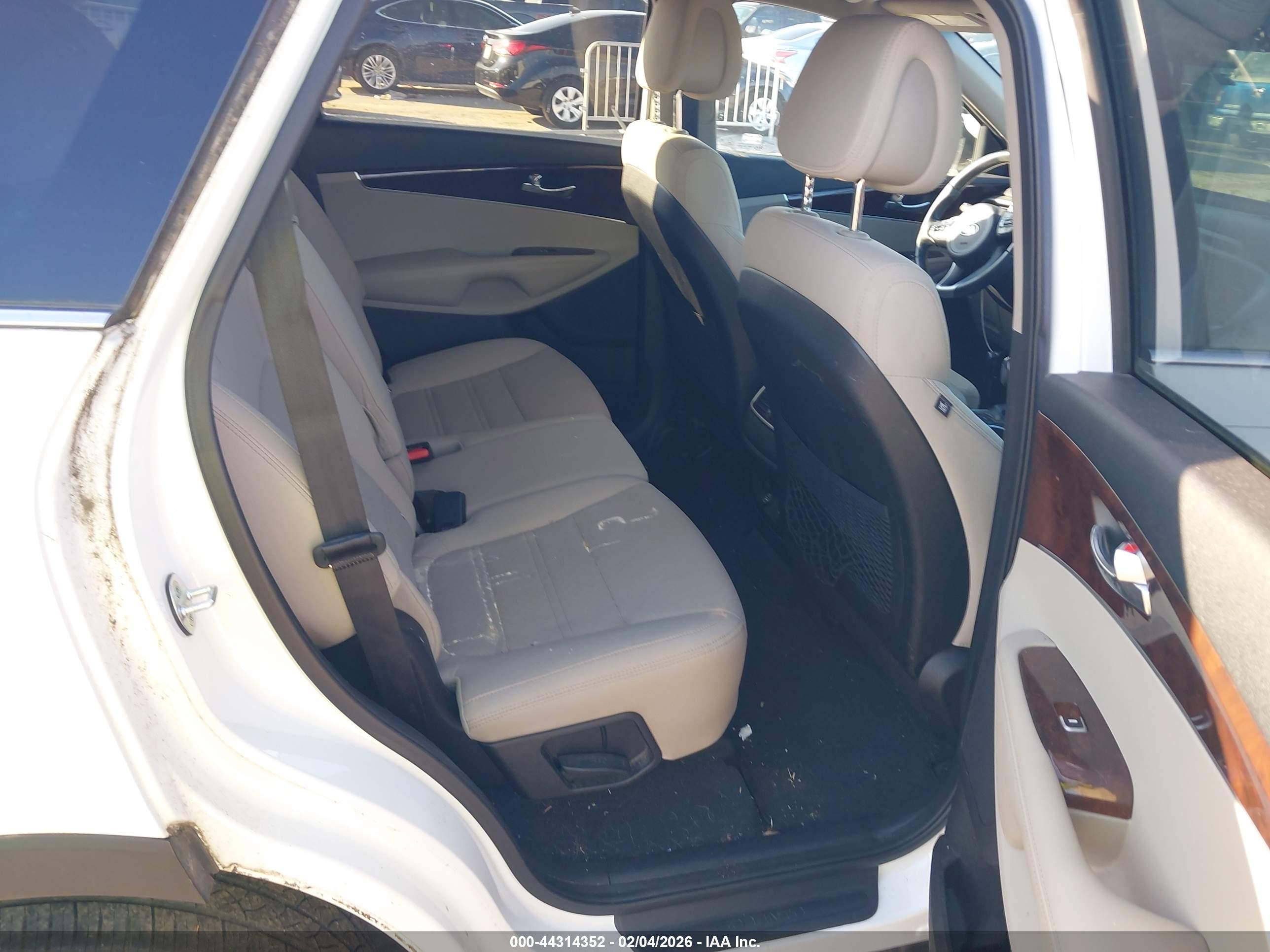 KIA SORENTO image 8