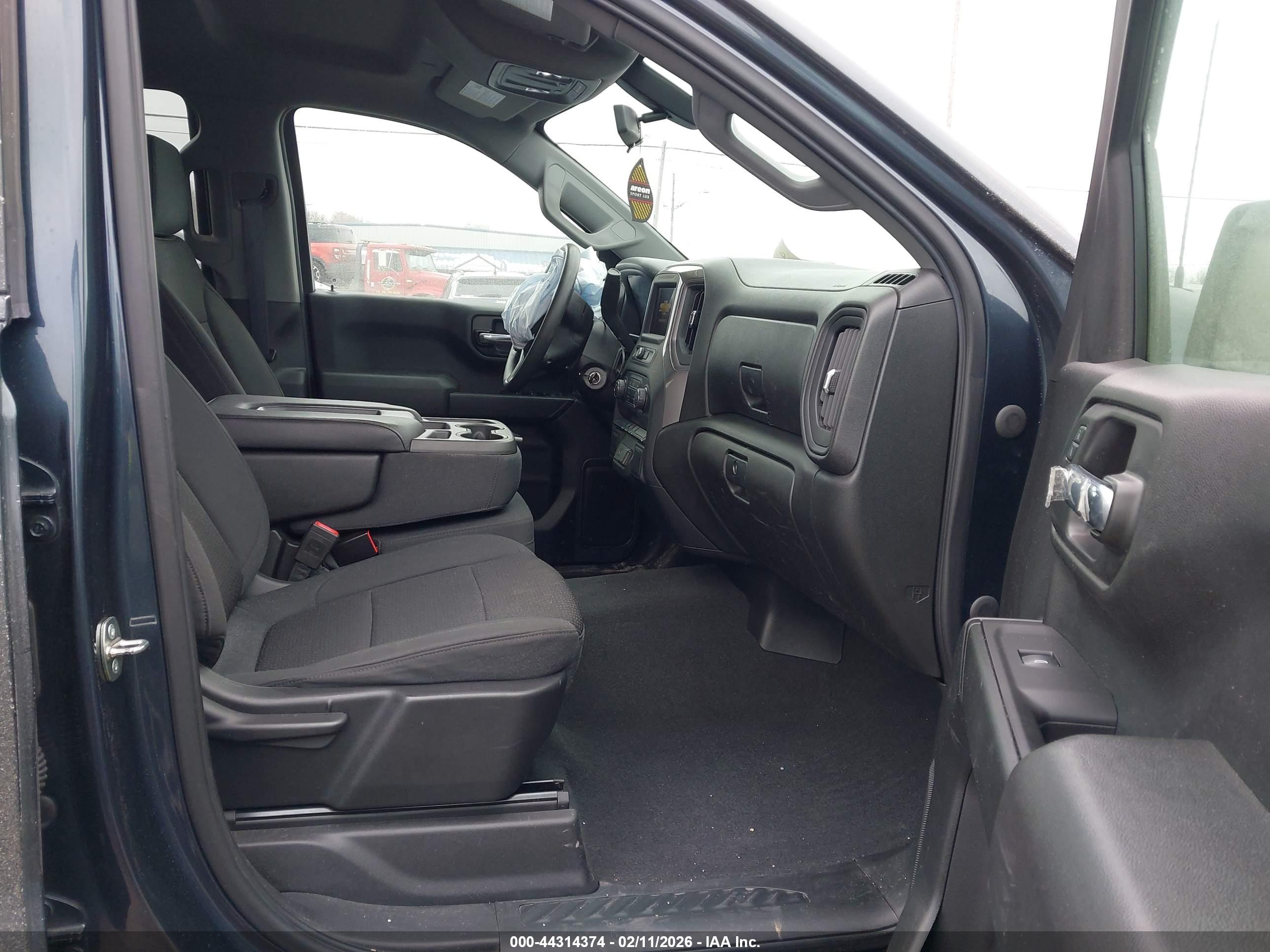 CHEVROLET SILVERADO image 5