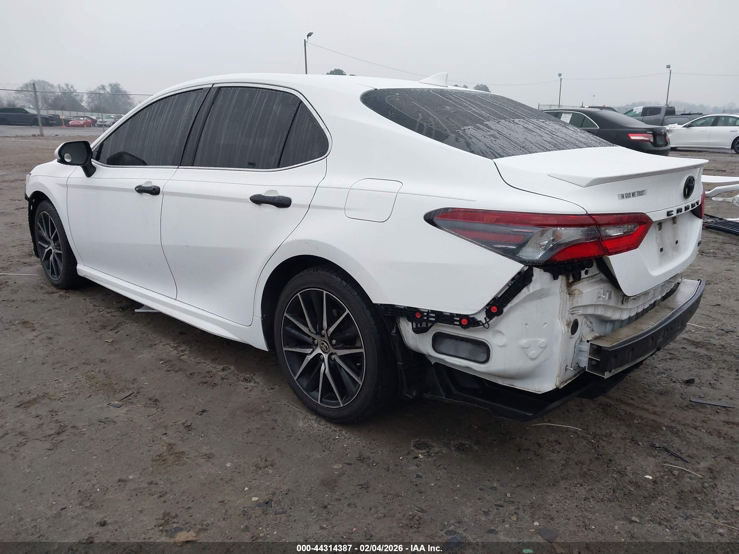 TOYOTA CAMRY image 3