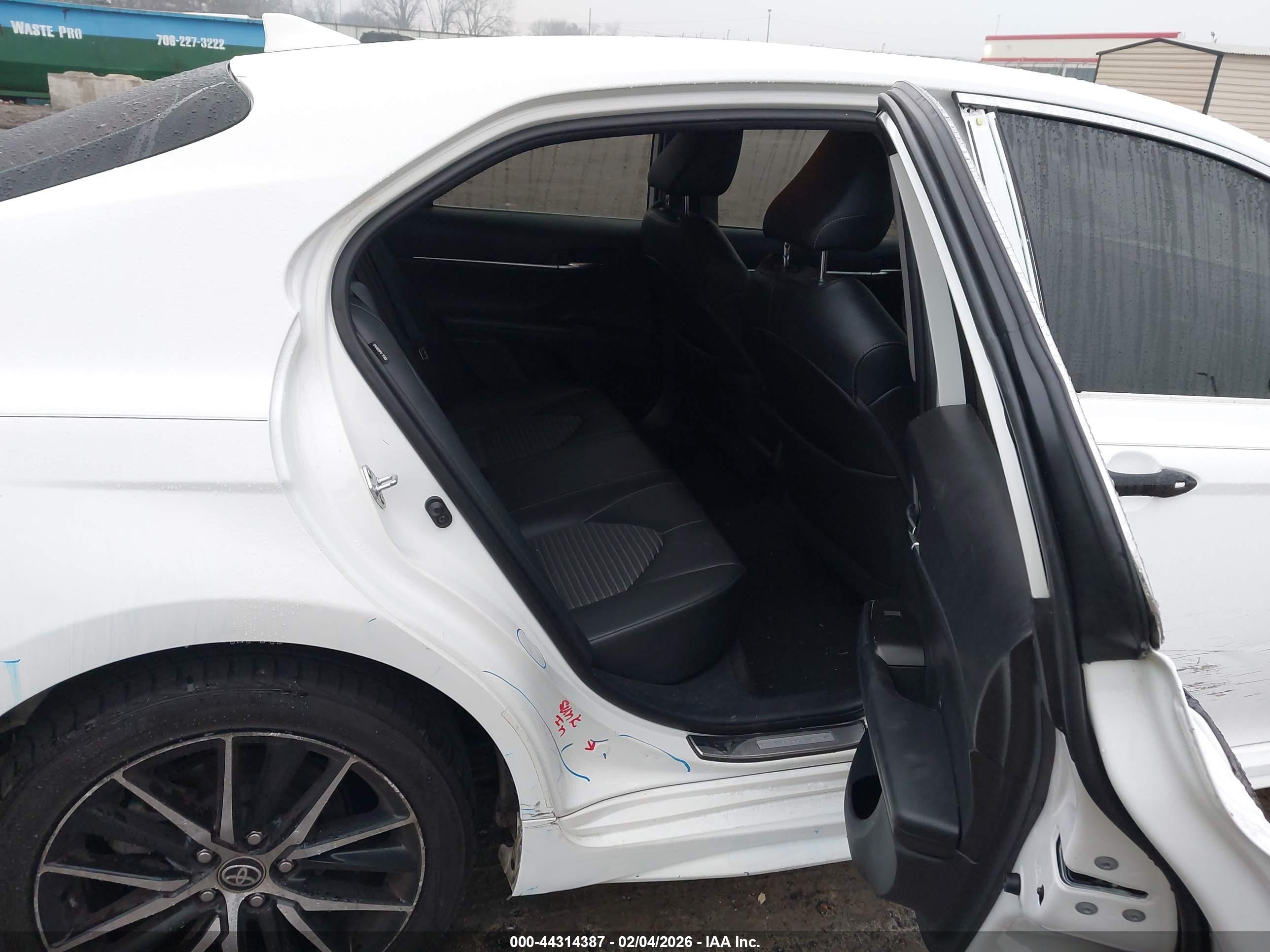TOYOTA CAMRY image 8