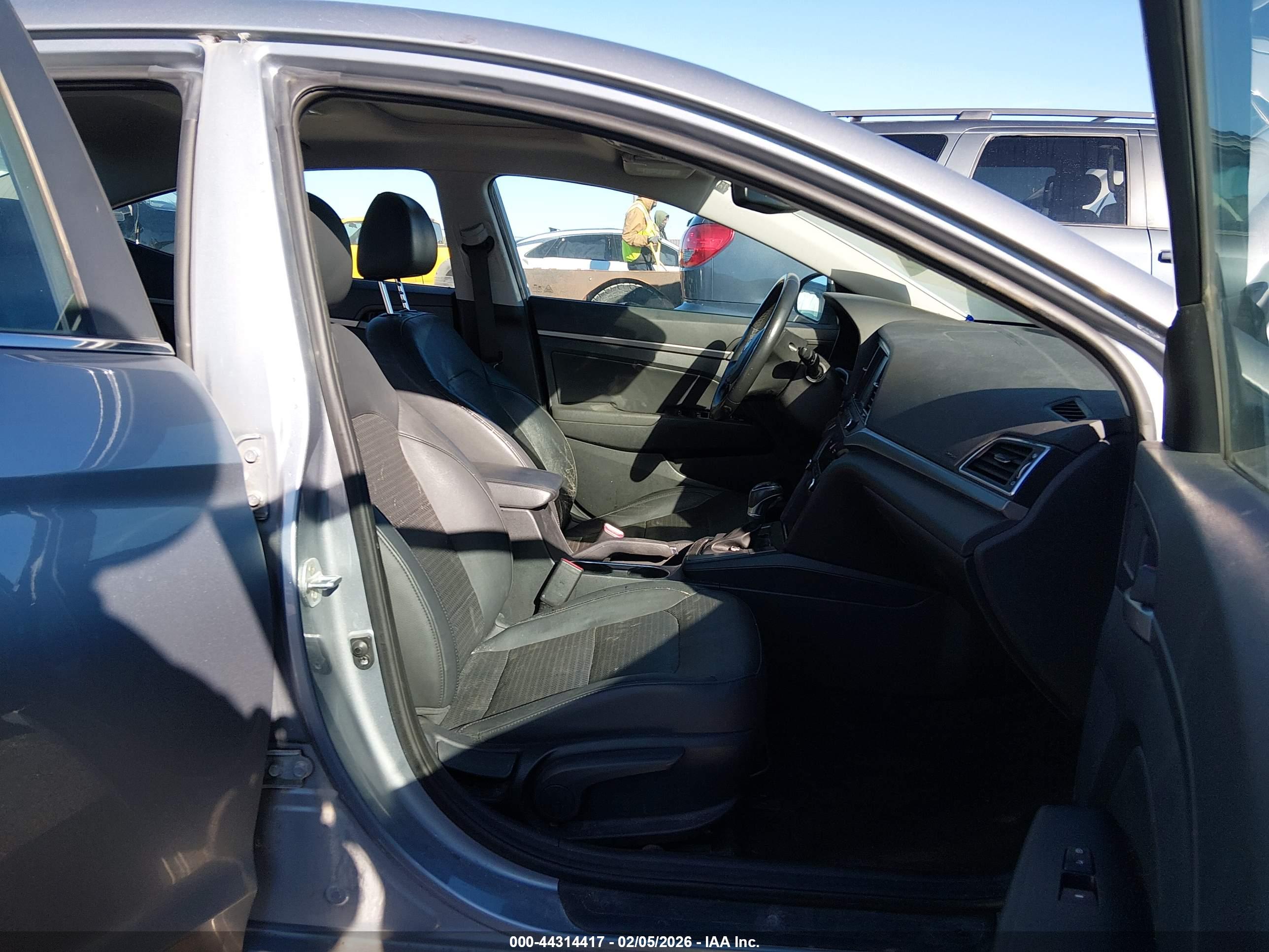 HYUNDAI ELANTRA image 5