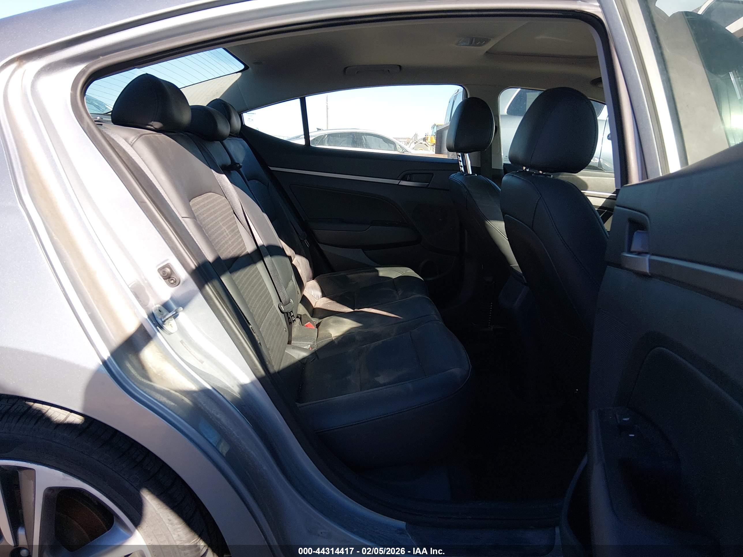 HYUNDAI ELANTRA image 8