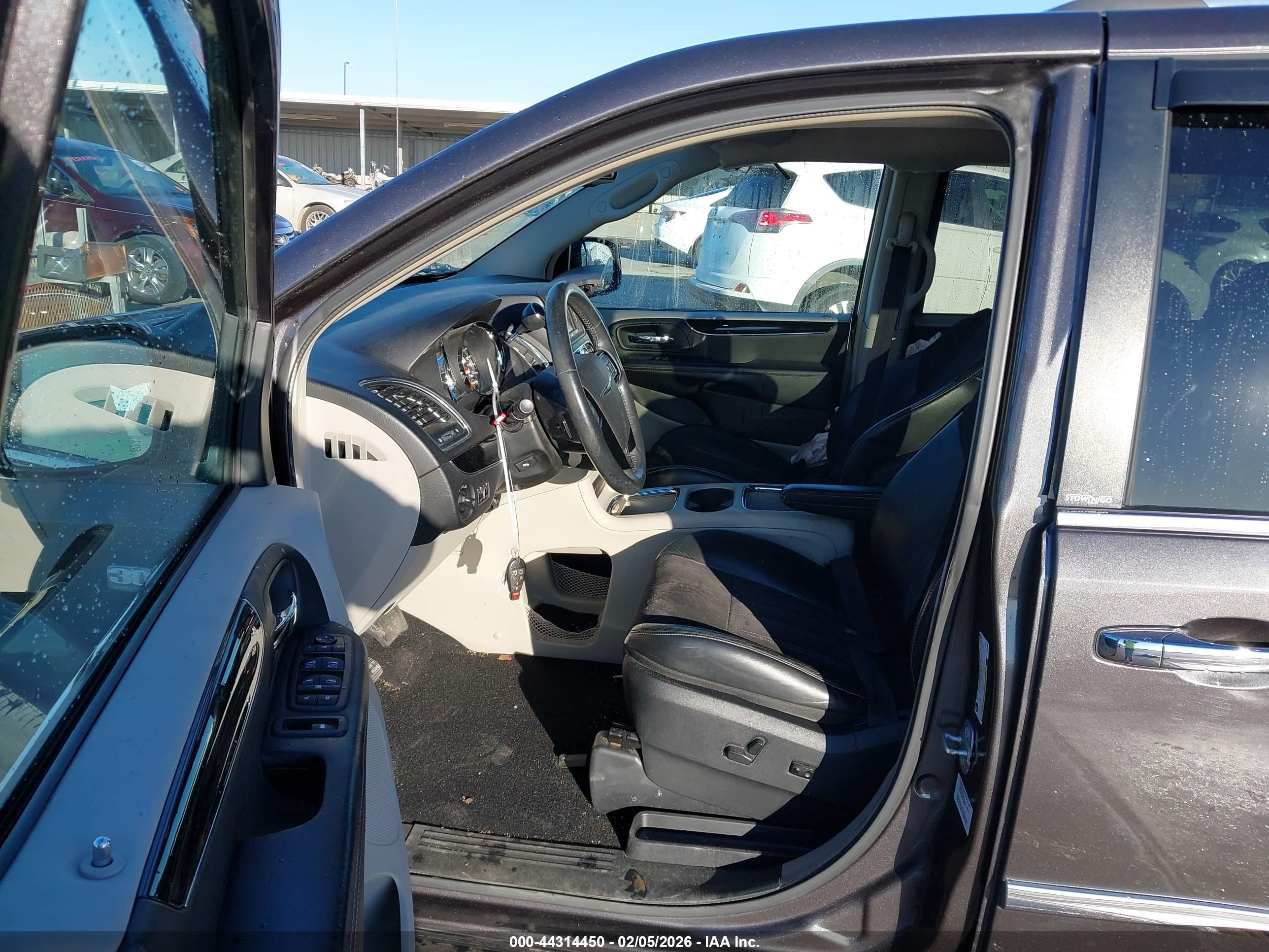 CHRYSLER TOWN image 5