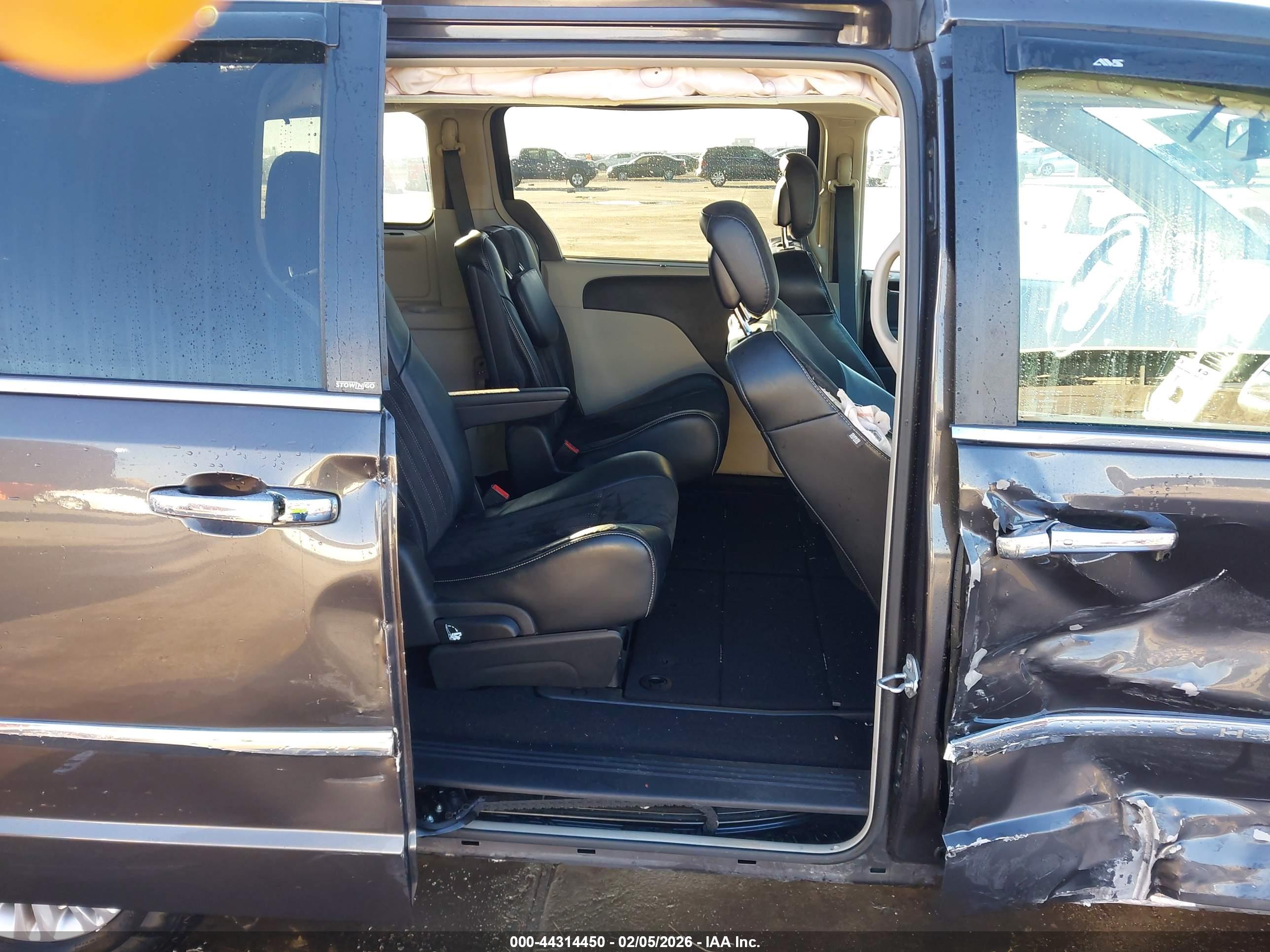 CHRYSLER TOWN image 8