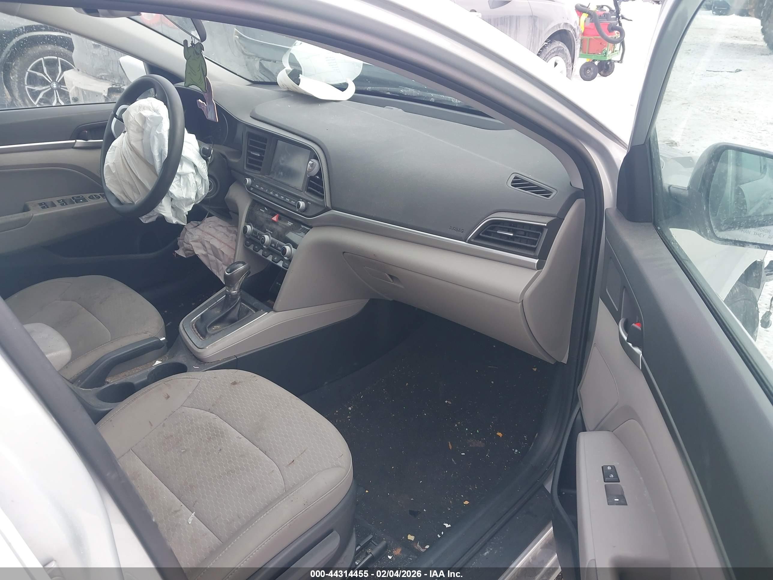 HYUNDAI ELANTRA image 5