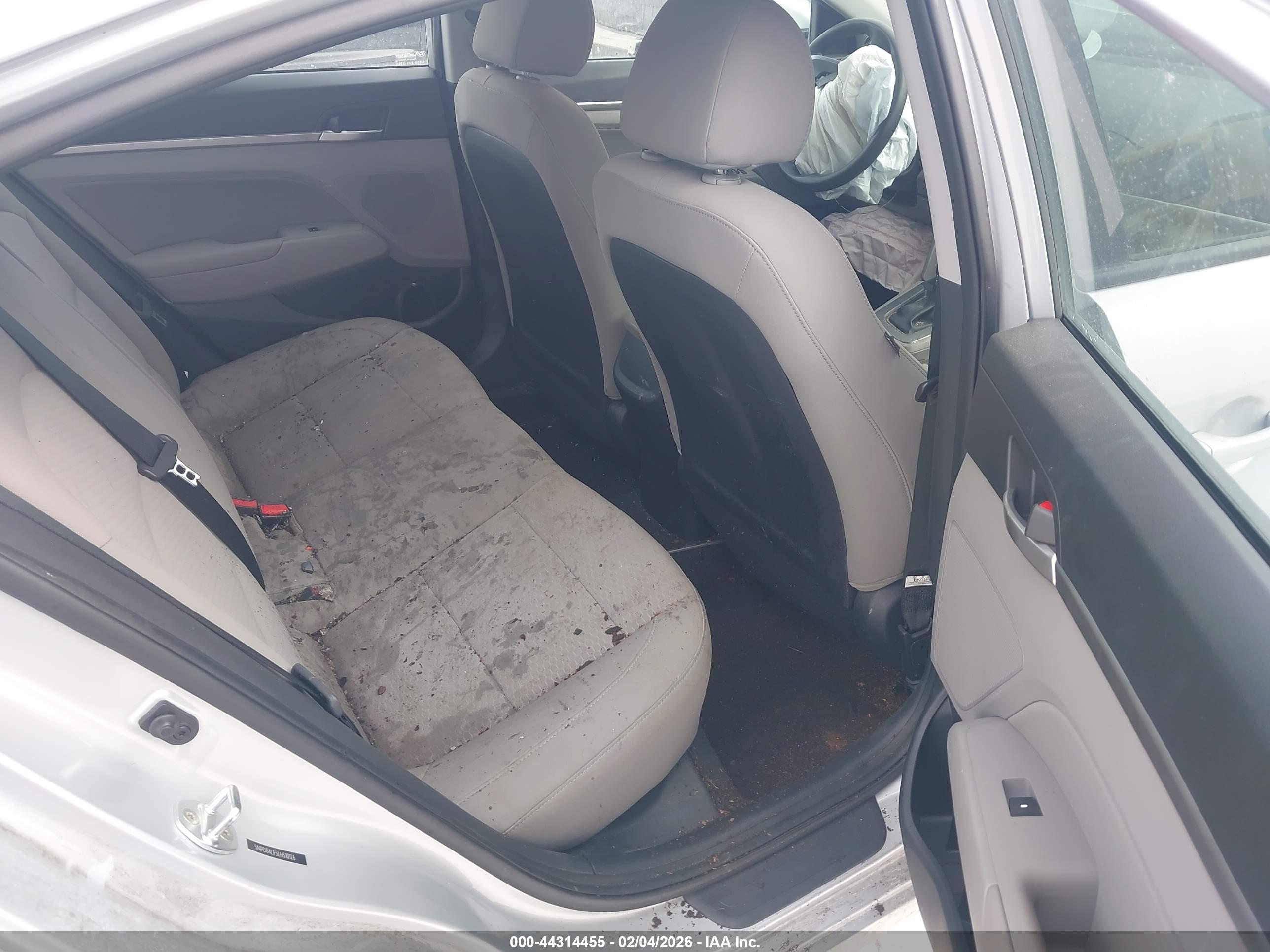 HYUNDAI ELANTRA image 8