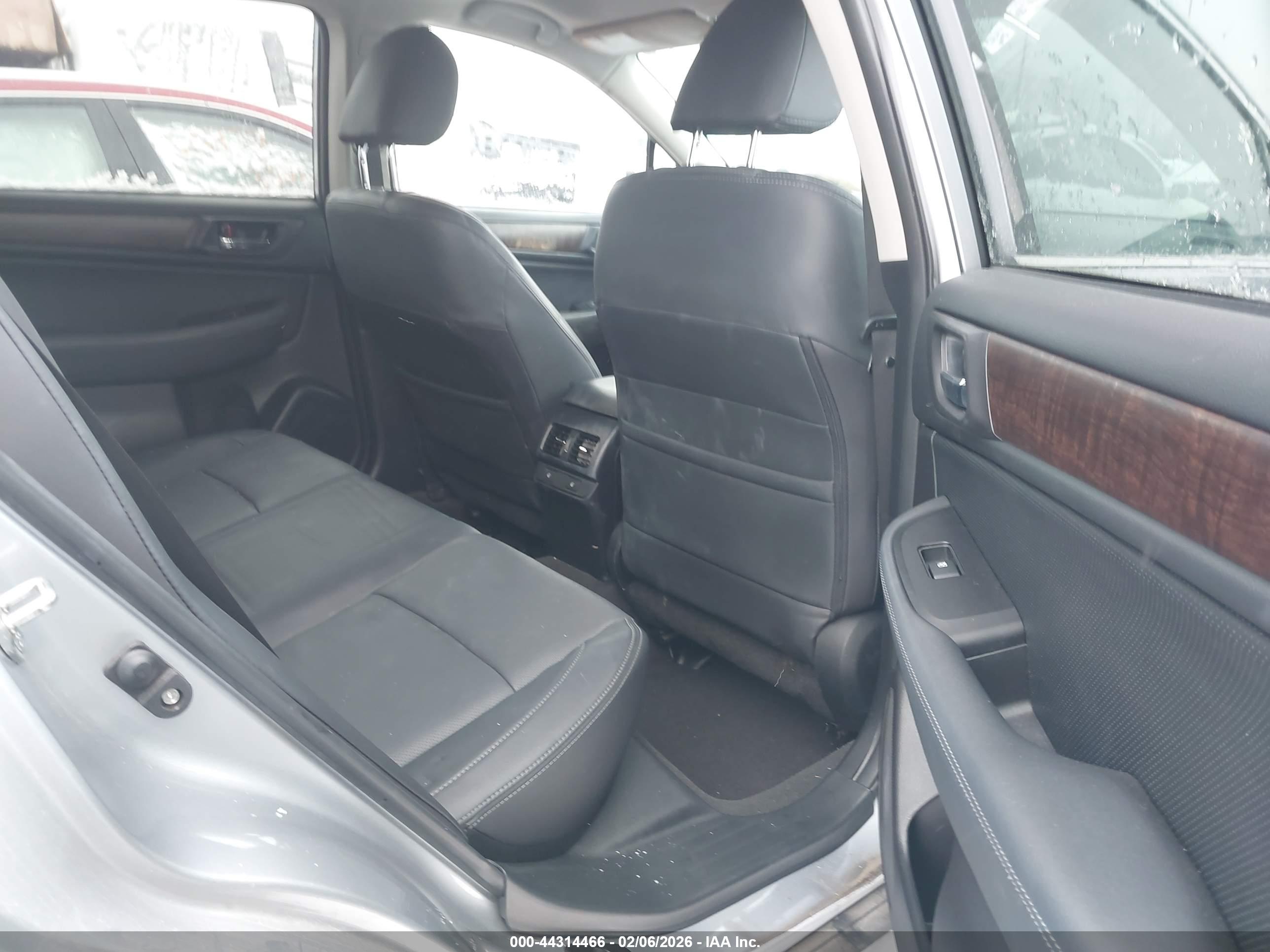 SUBARU OUTBACK image 8