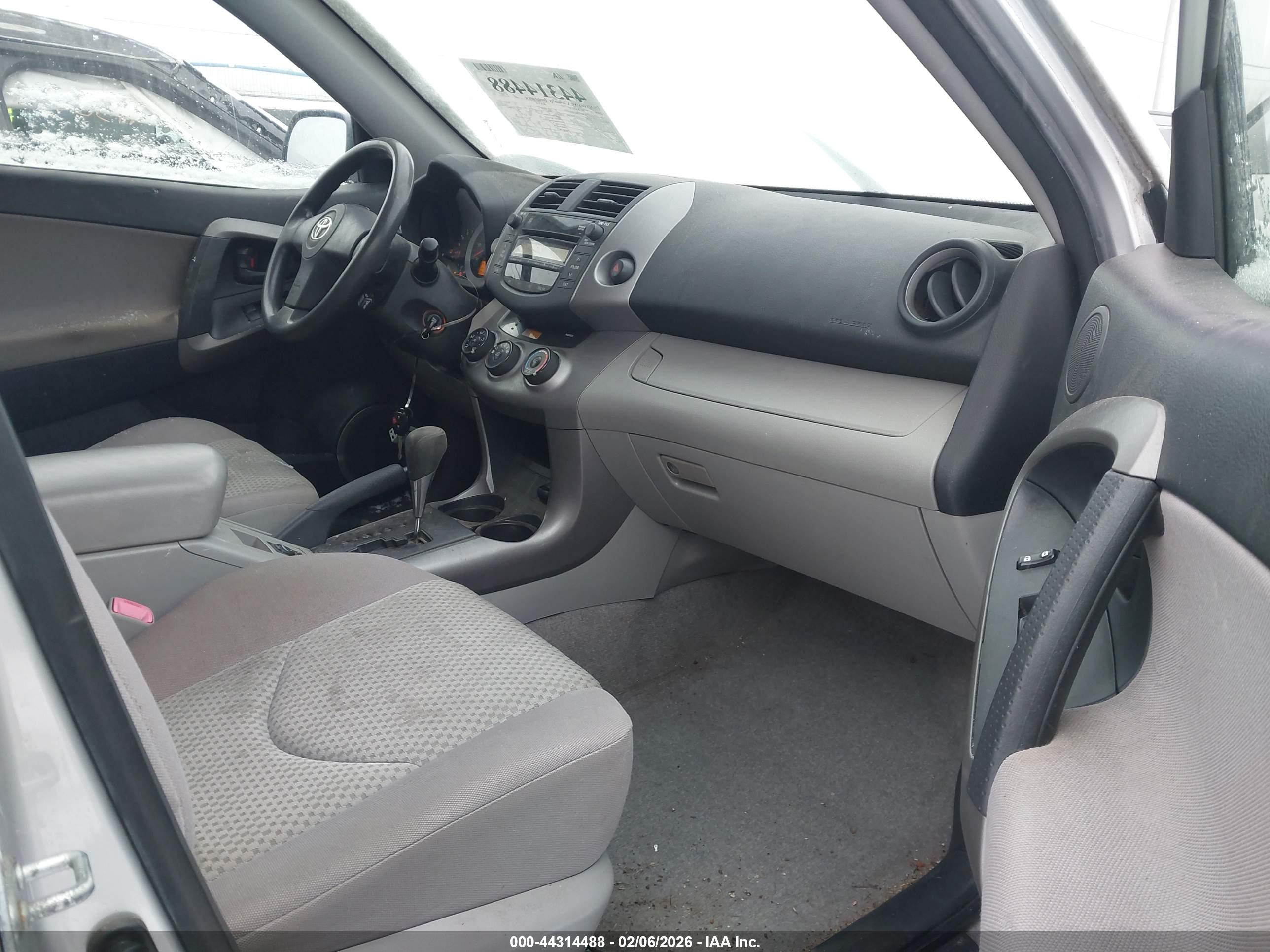 TOYOTA RAV4 image 5