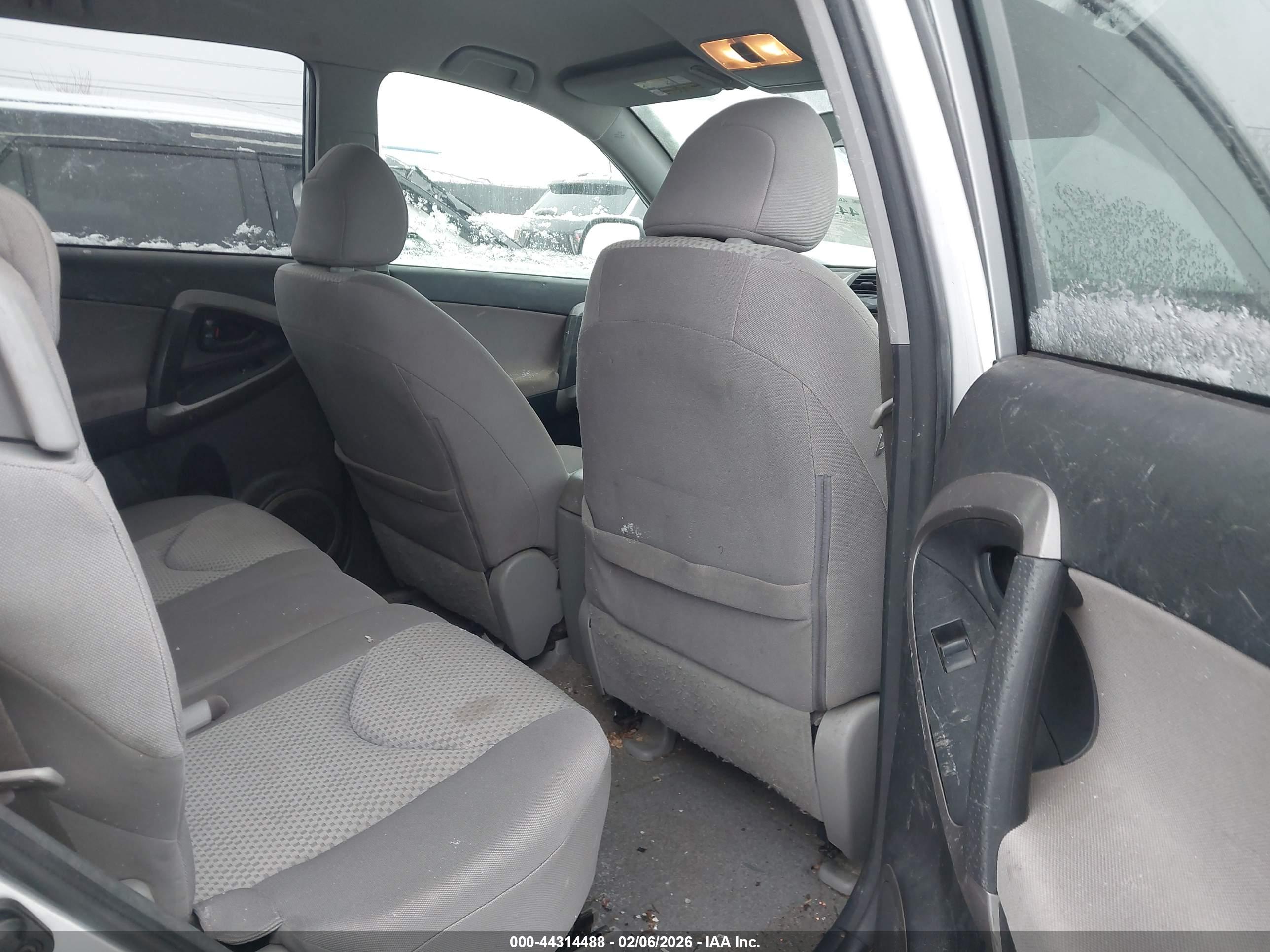 TOYOTA RAV4 image 8