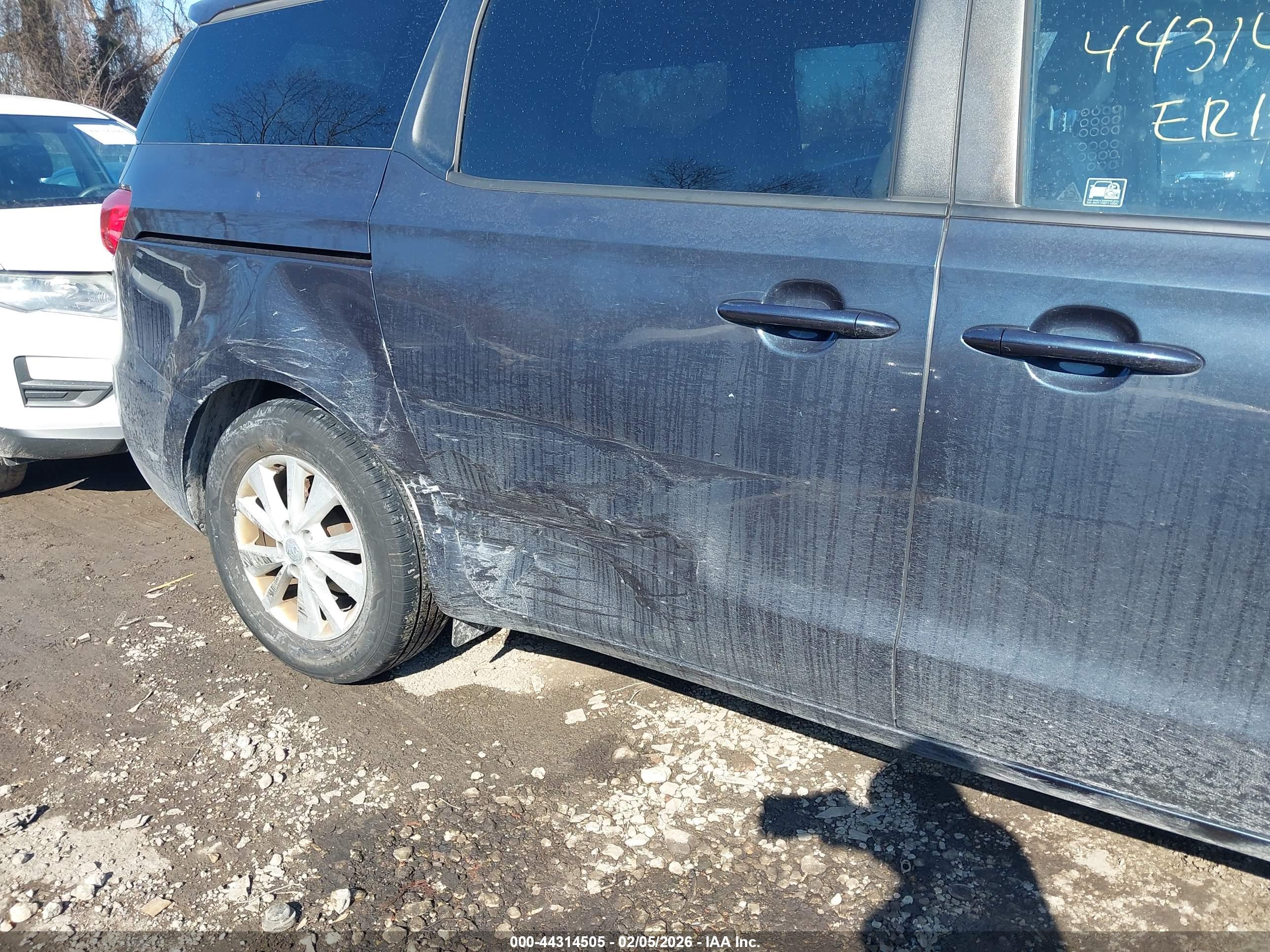 KIA SEDONA image 6