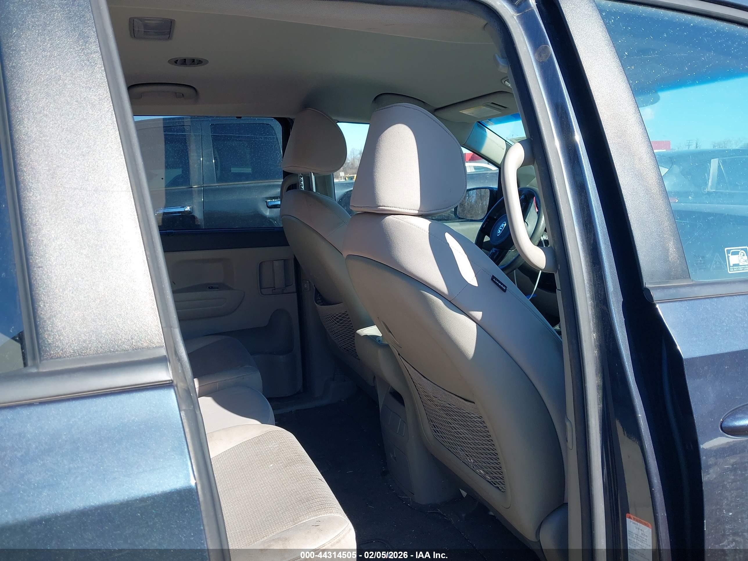 KIA SEDONA image 8