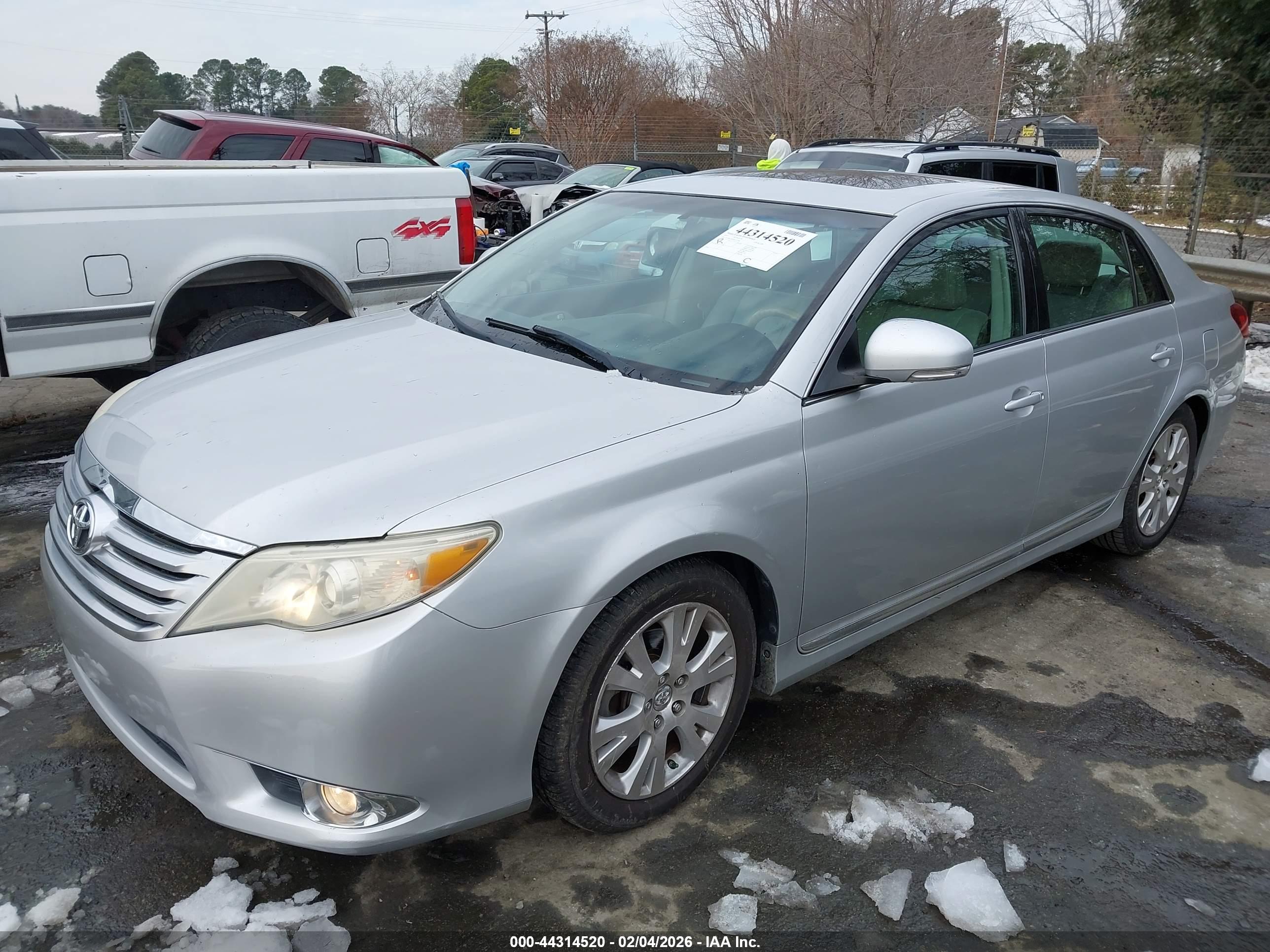TOYOTA AVALON image 2