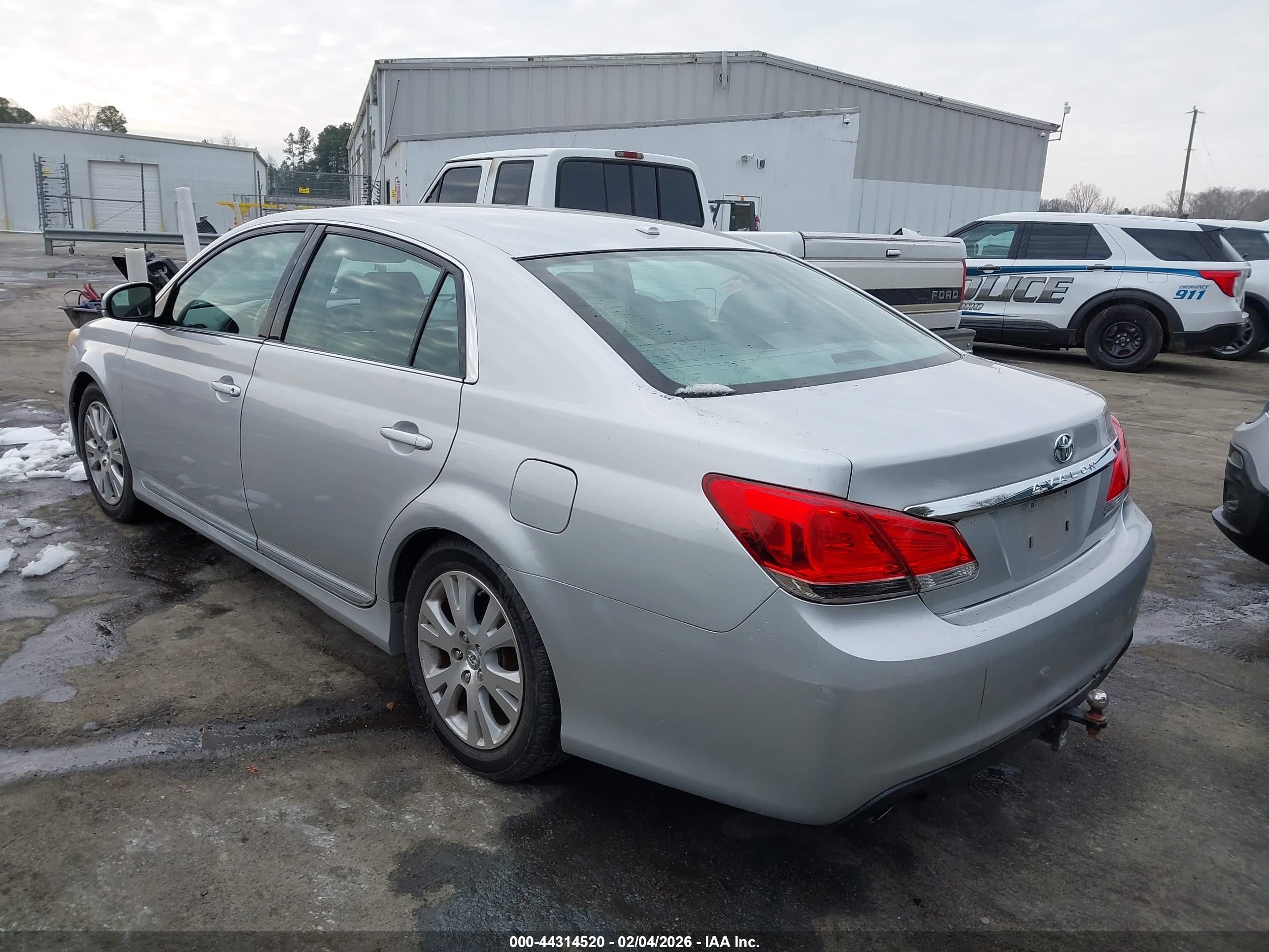TOYOTA AVALON image 3