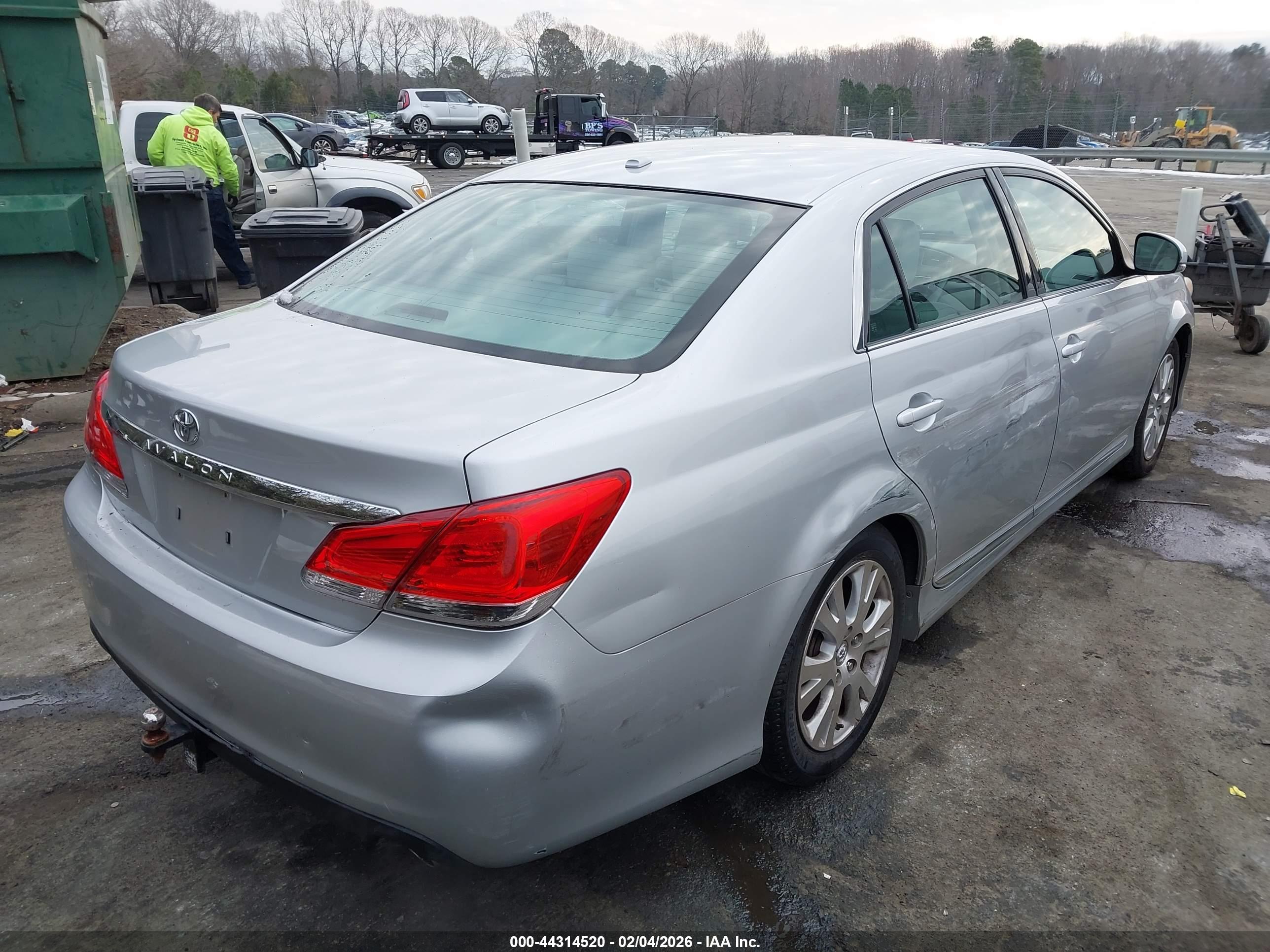 TOYOTA AVALON image 4