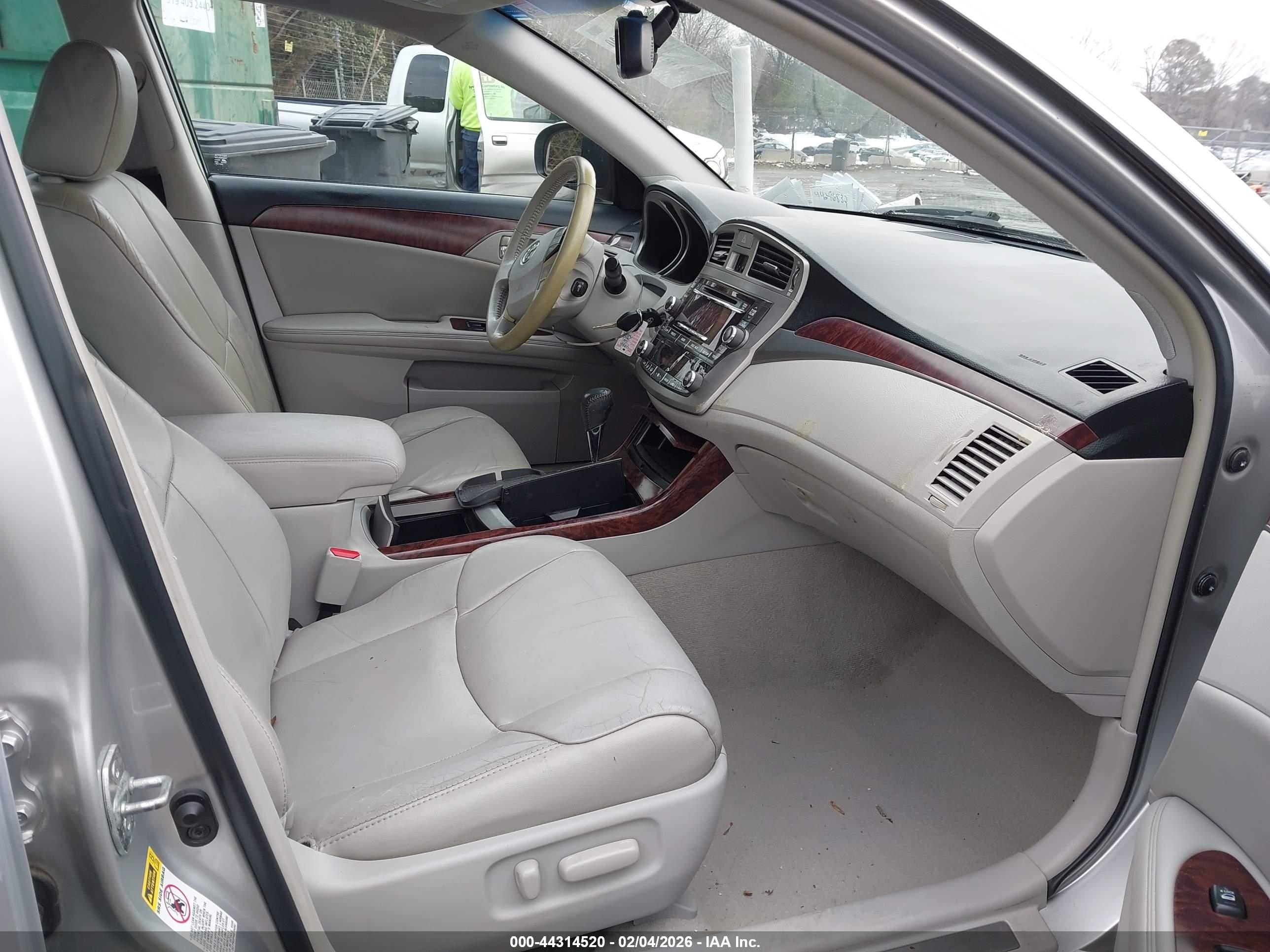TOYOTA AVALON image 5