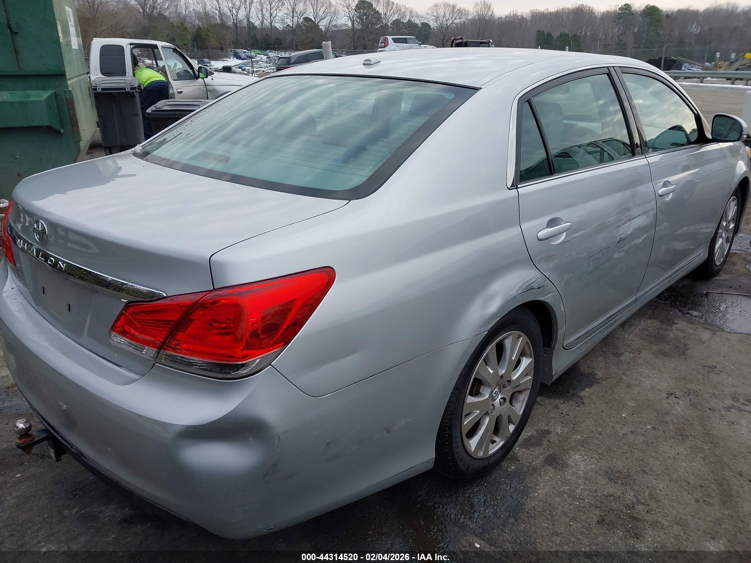TOYOTA AVALON image 6