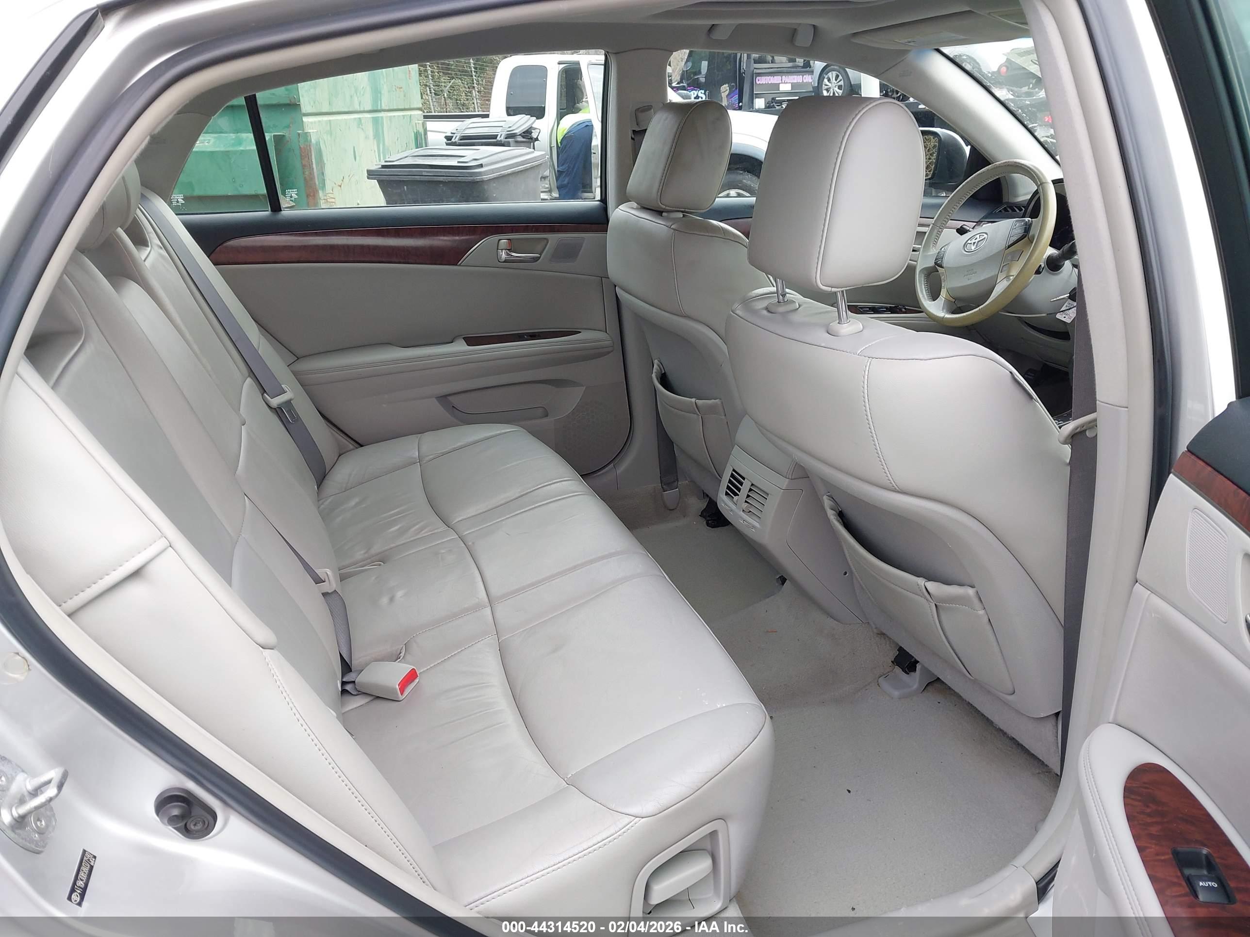 TOYOTA AVALON image 8