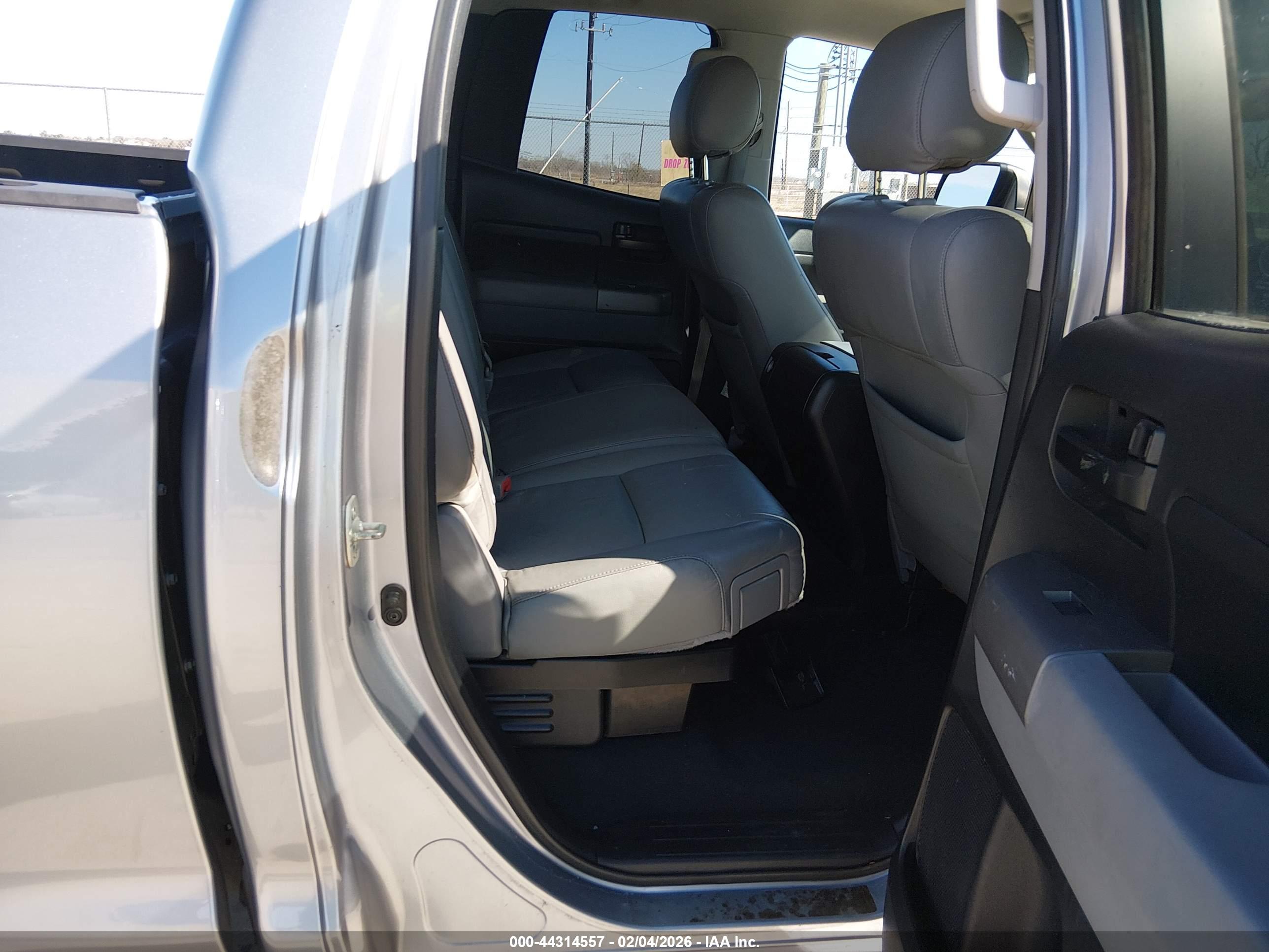 TOYOTA TUNDRA image 8