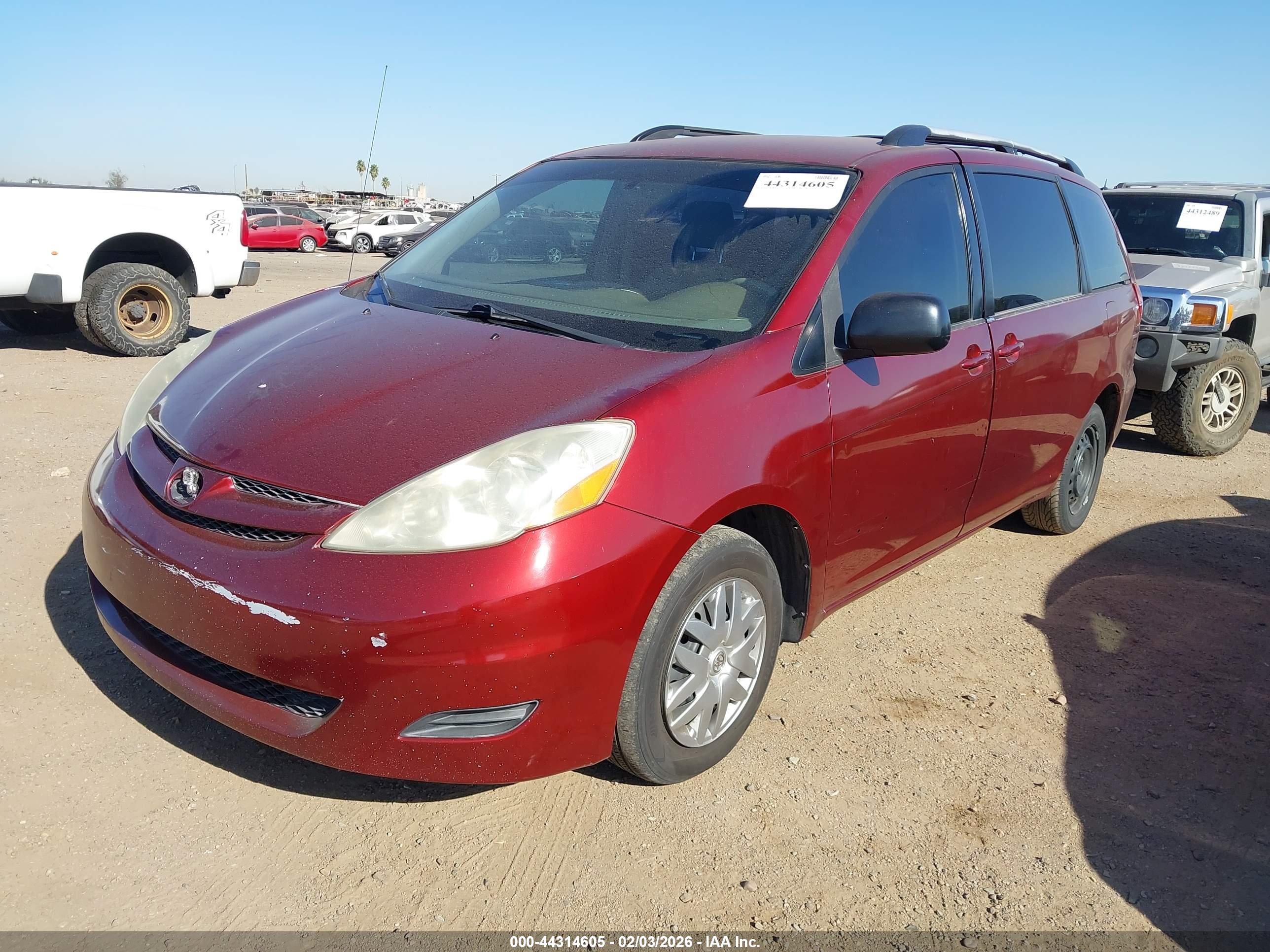 TOYOTA SIENNA image 2