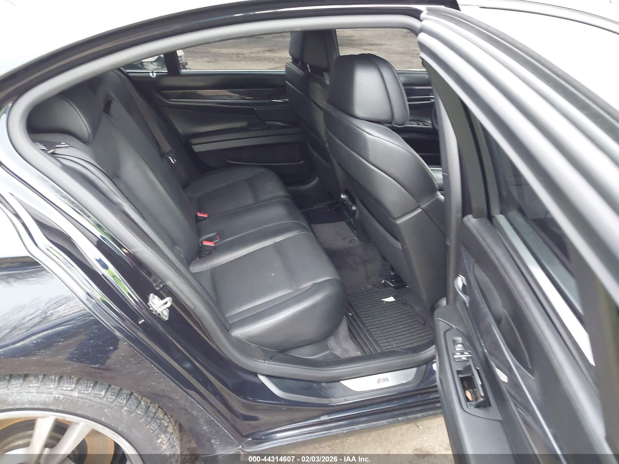 BMW 750 image 8