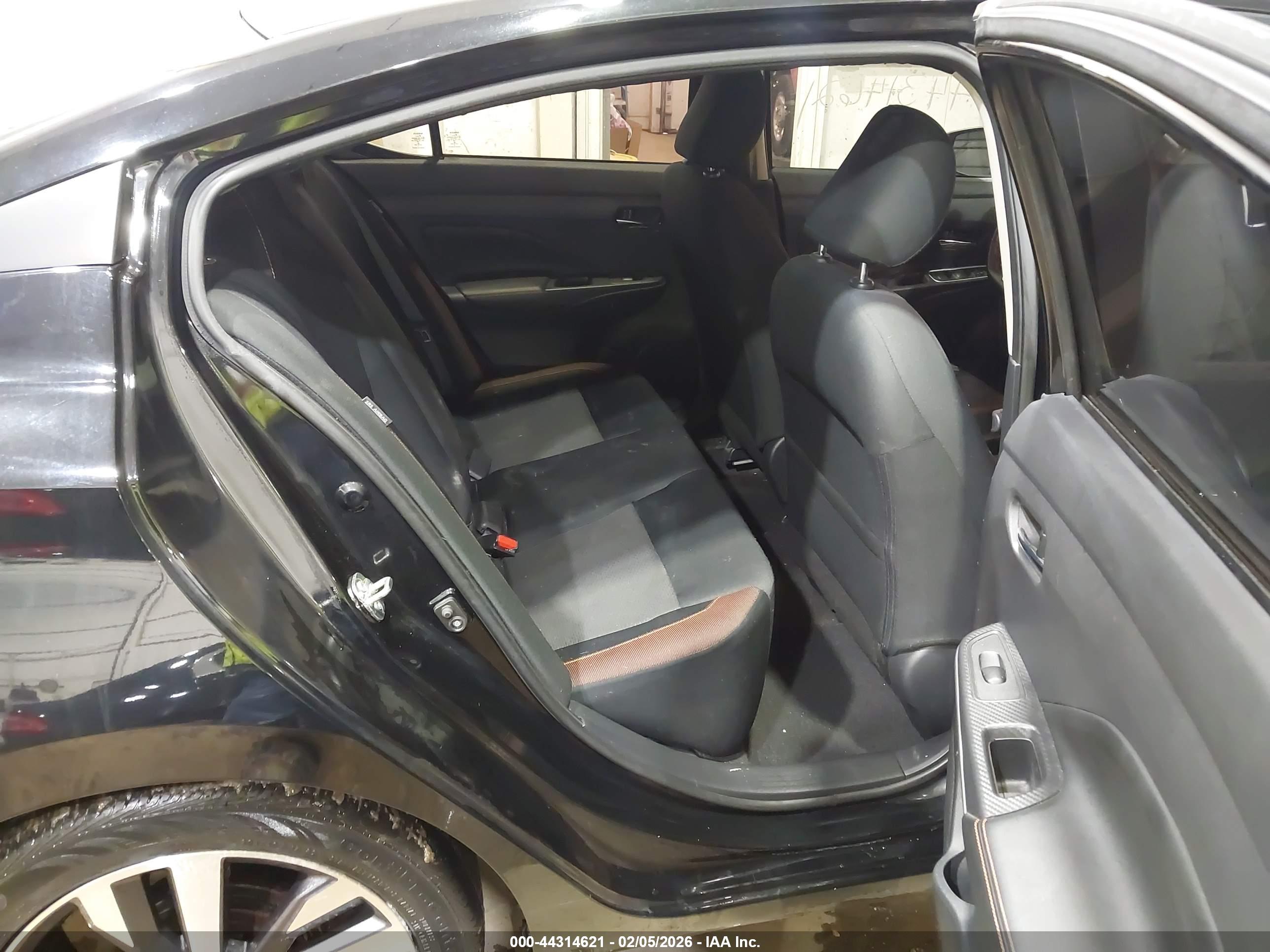 NISSAN VERSA image 8
