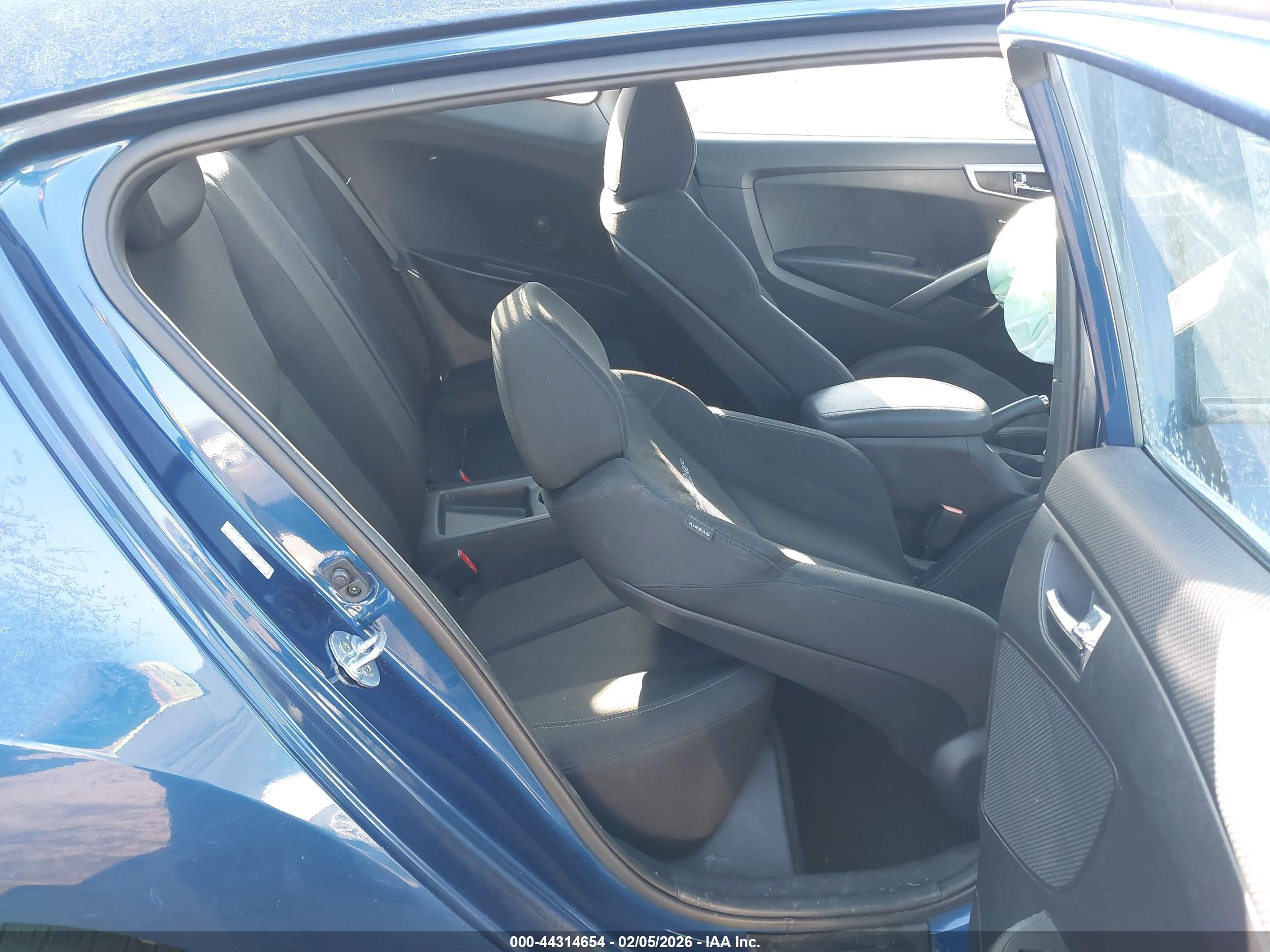 HYUNDAI VELOSTER image 8