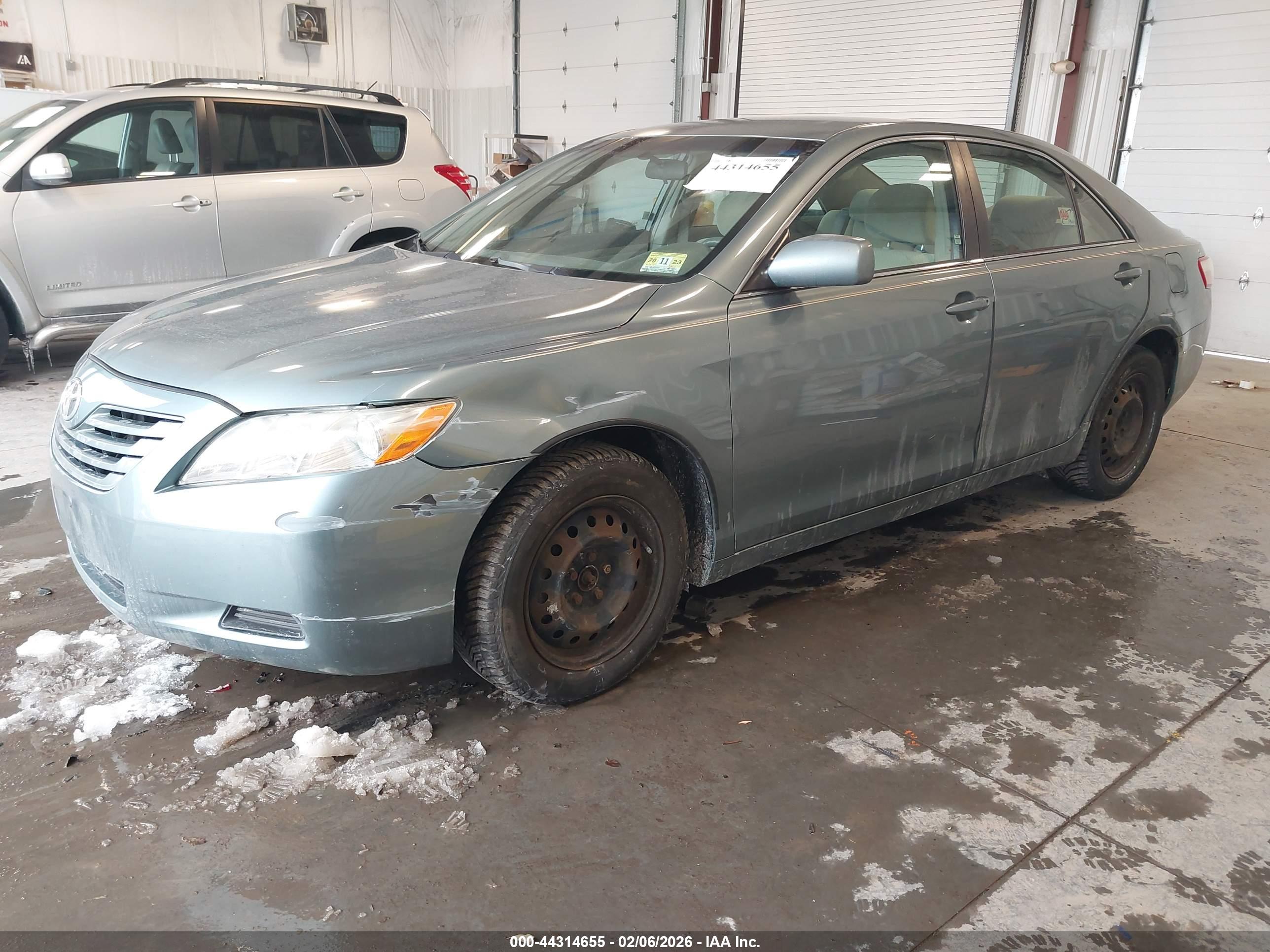 TOYOTA CAMRY image 2