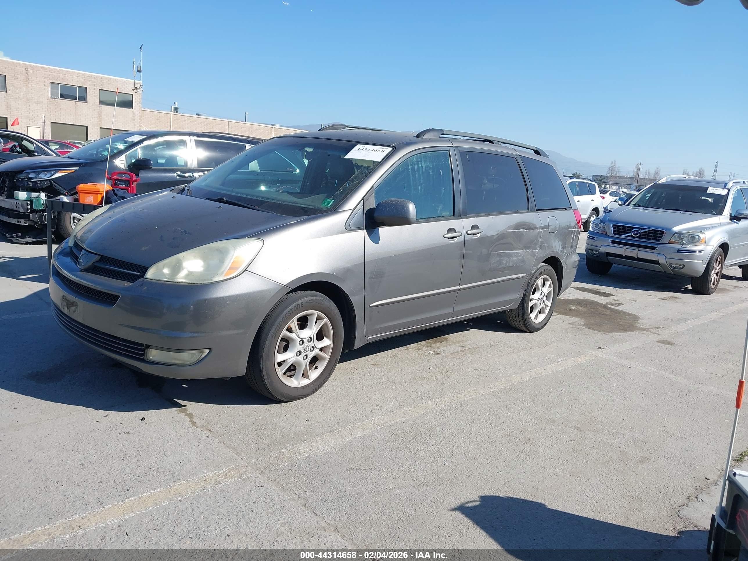 TOYOTA SIENNA image 2